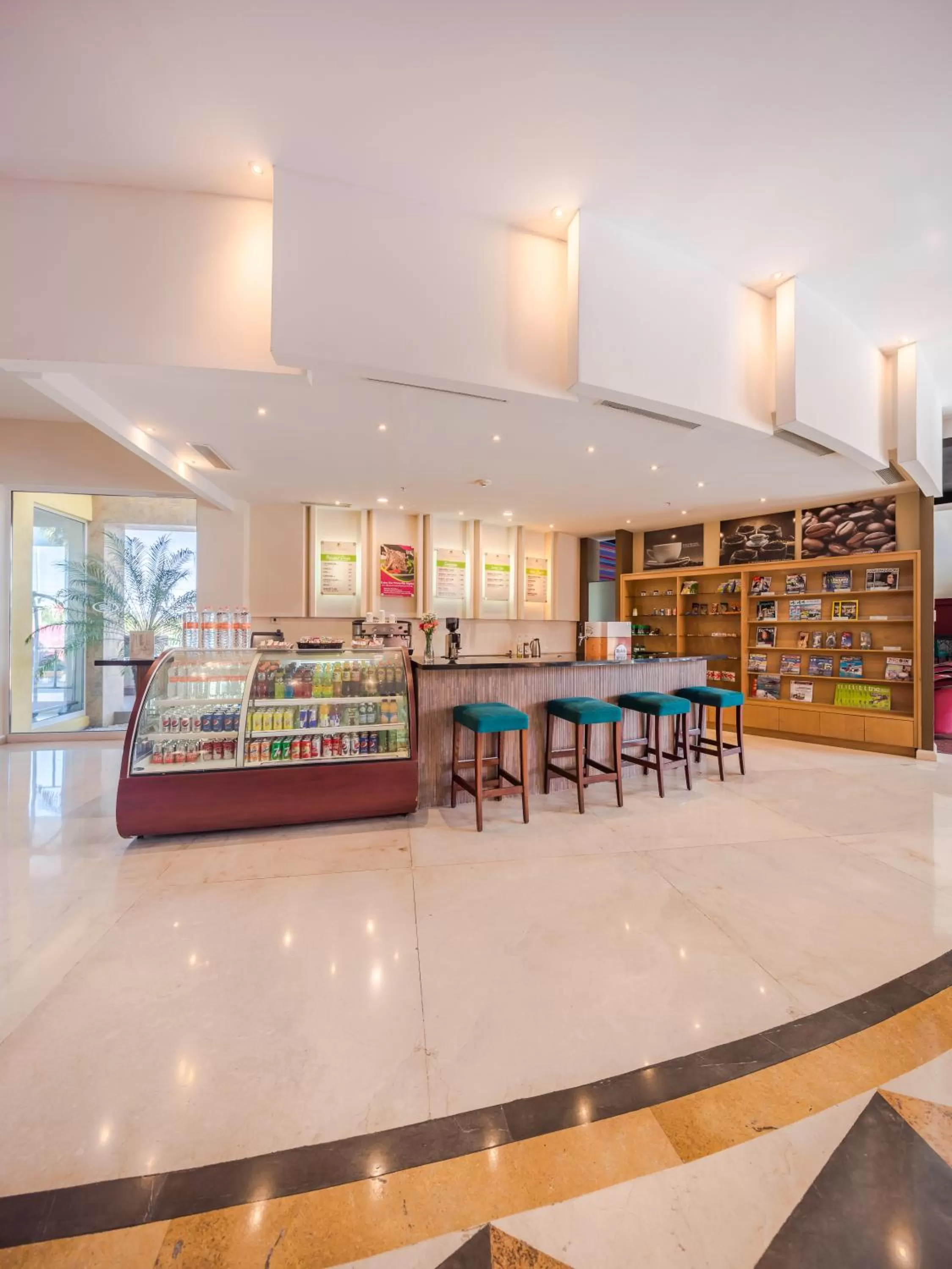 Restaurant/places to eat in Crowne Plaza Monterrey Aeropuerto by IHG