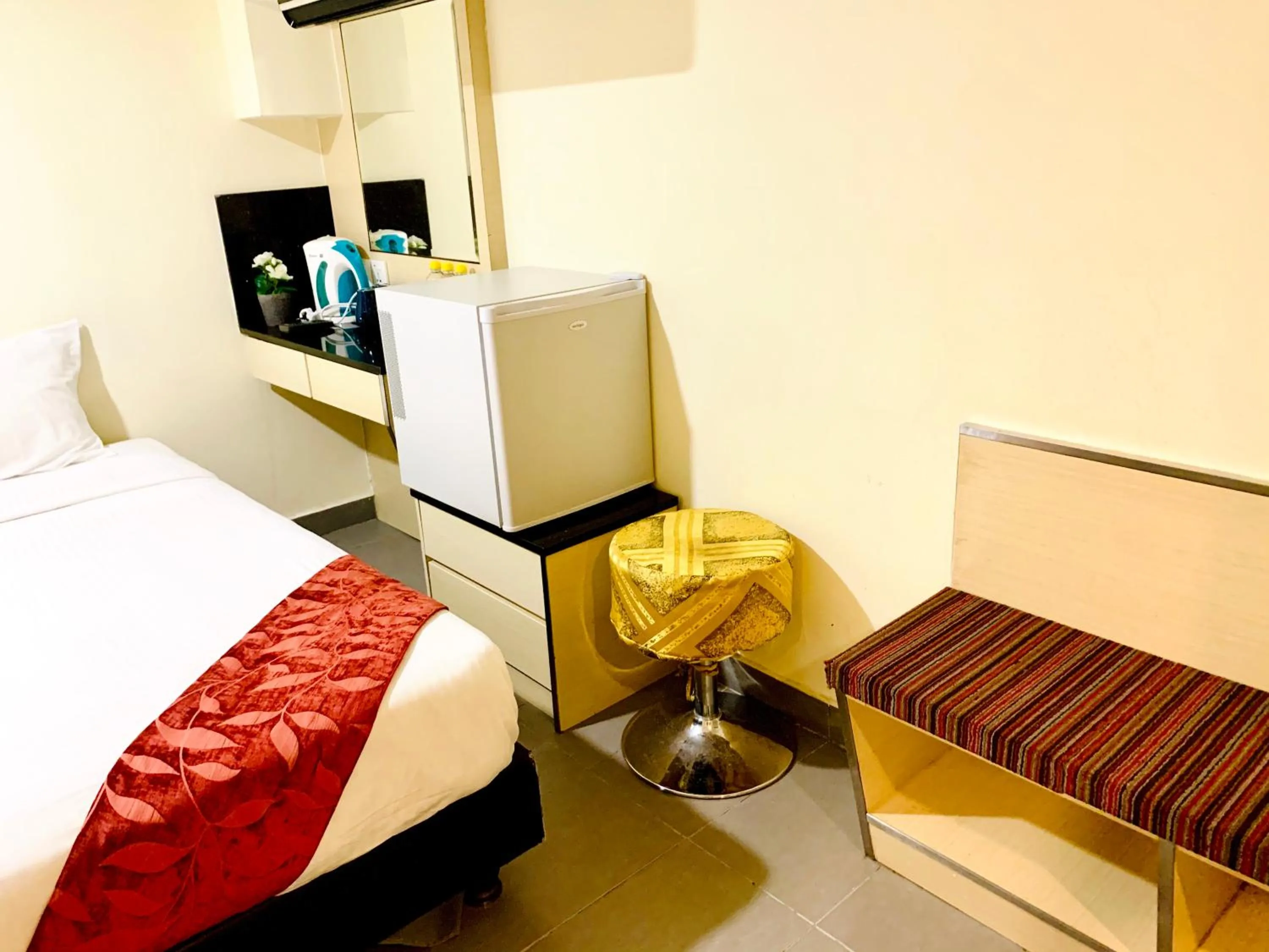 Photo of the whole room, Bed in Sandpiper Hotel Singapore