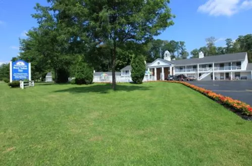 Day, Garden in colony motel Jamestown