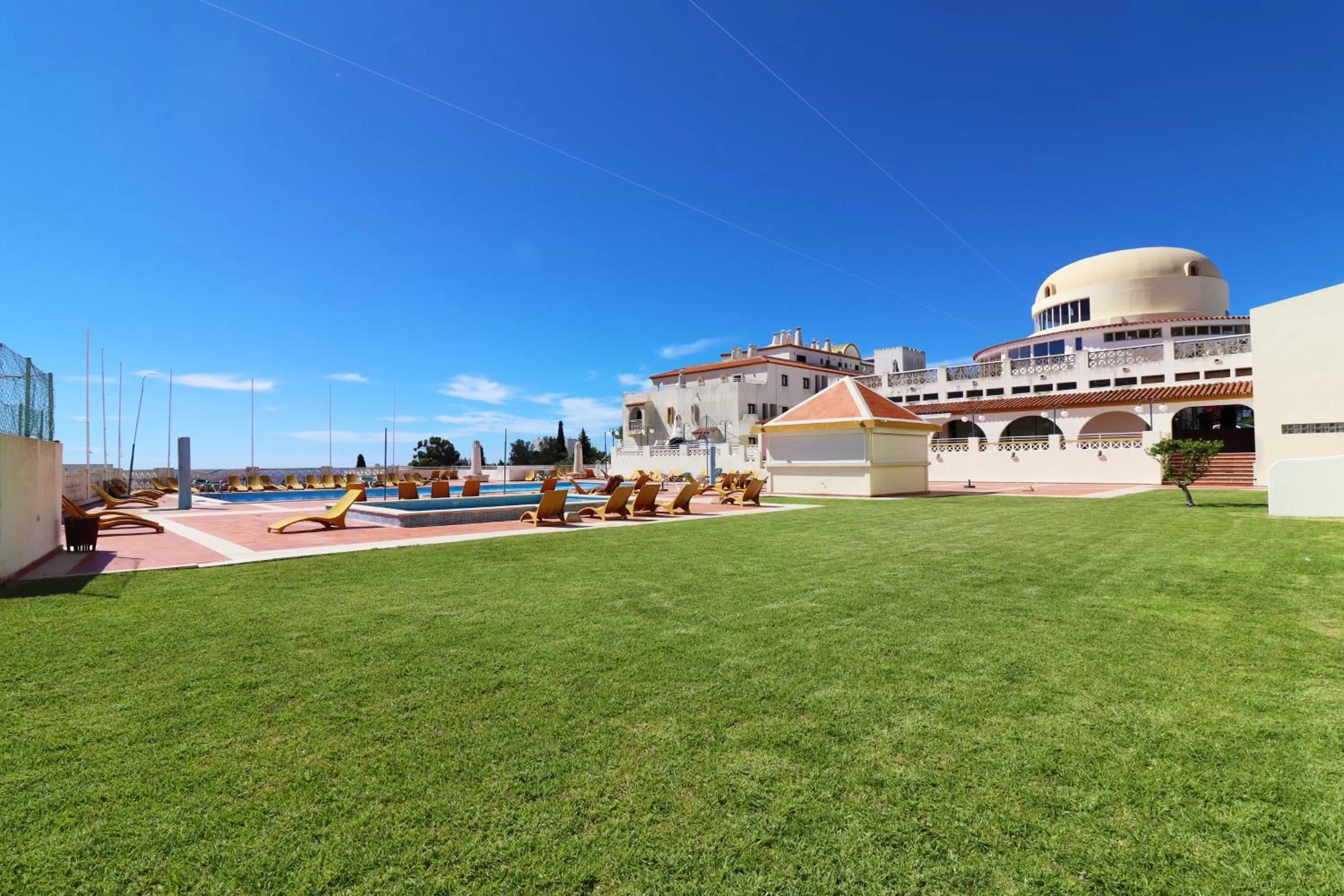 Swimming pool, Property Building in Bellavista Jardim By BeGuest