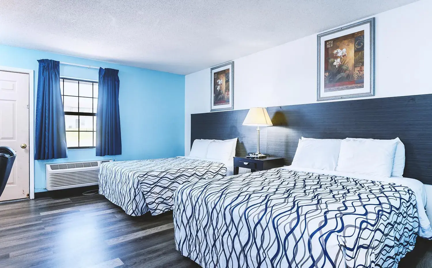 Deluxe Queen Room with Two Queen Beds Non-Smoking in Sky-Palace Inn & Suites Wellington Deluxe Queen Room with Two Queen Beds Non-Smoking in Sky-Palace Inn & Suites Wellington