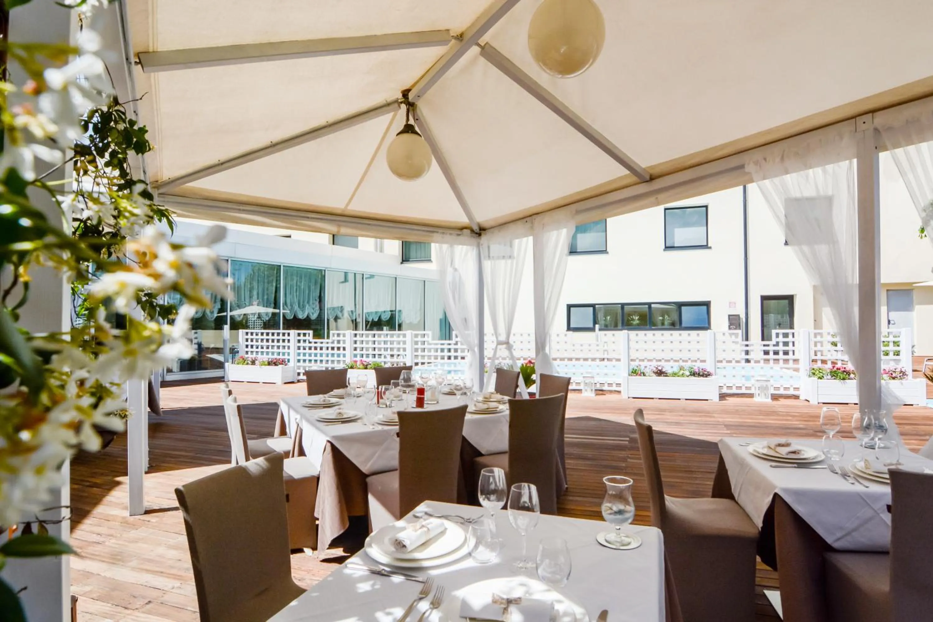 Restaurant/places to eat in Hotel Concorde