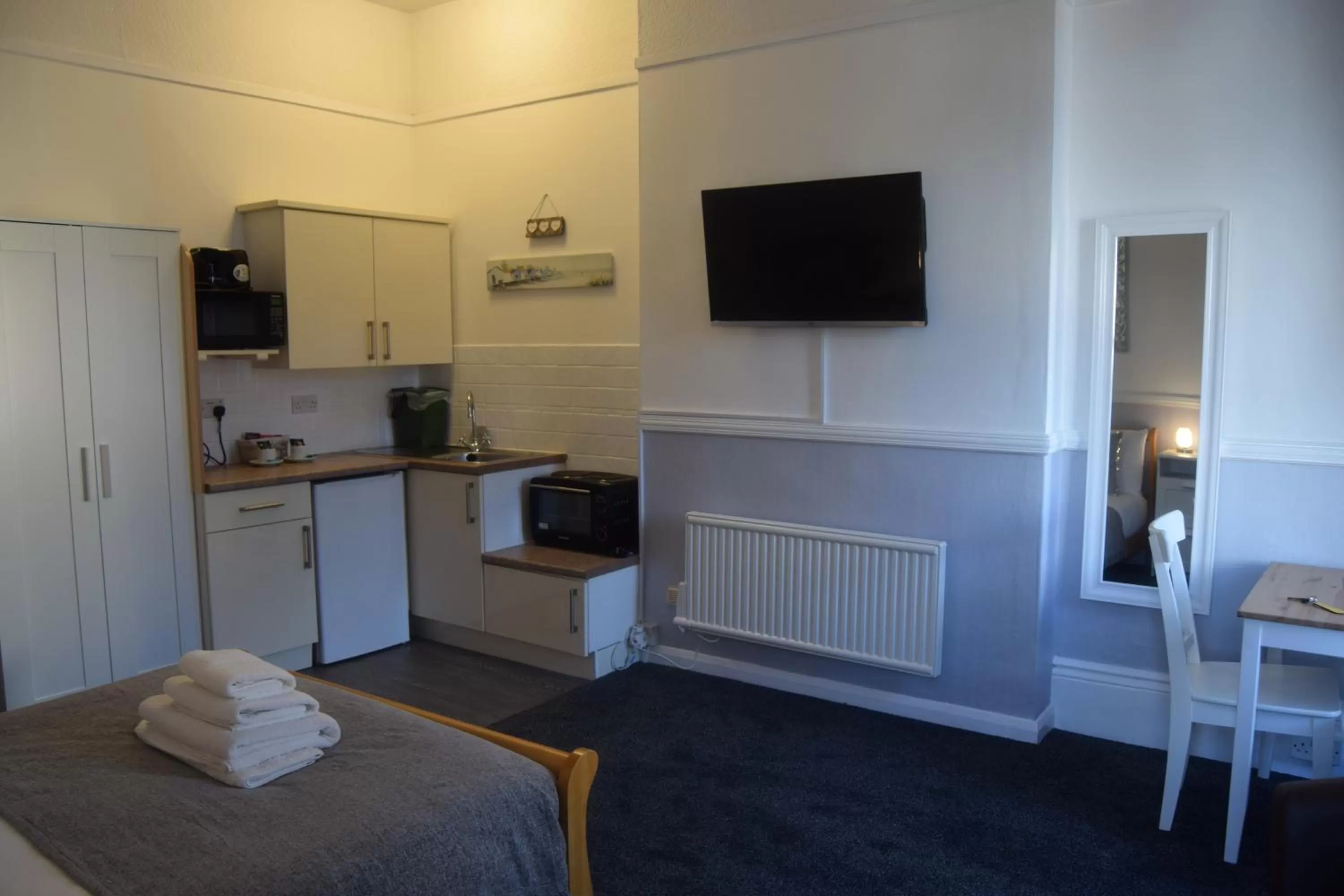 Kitchen or kitchenette, TV/Entertainment Center in The Blenheim