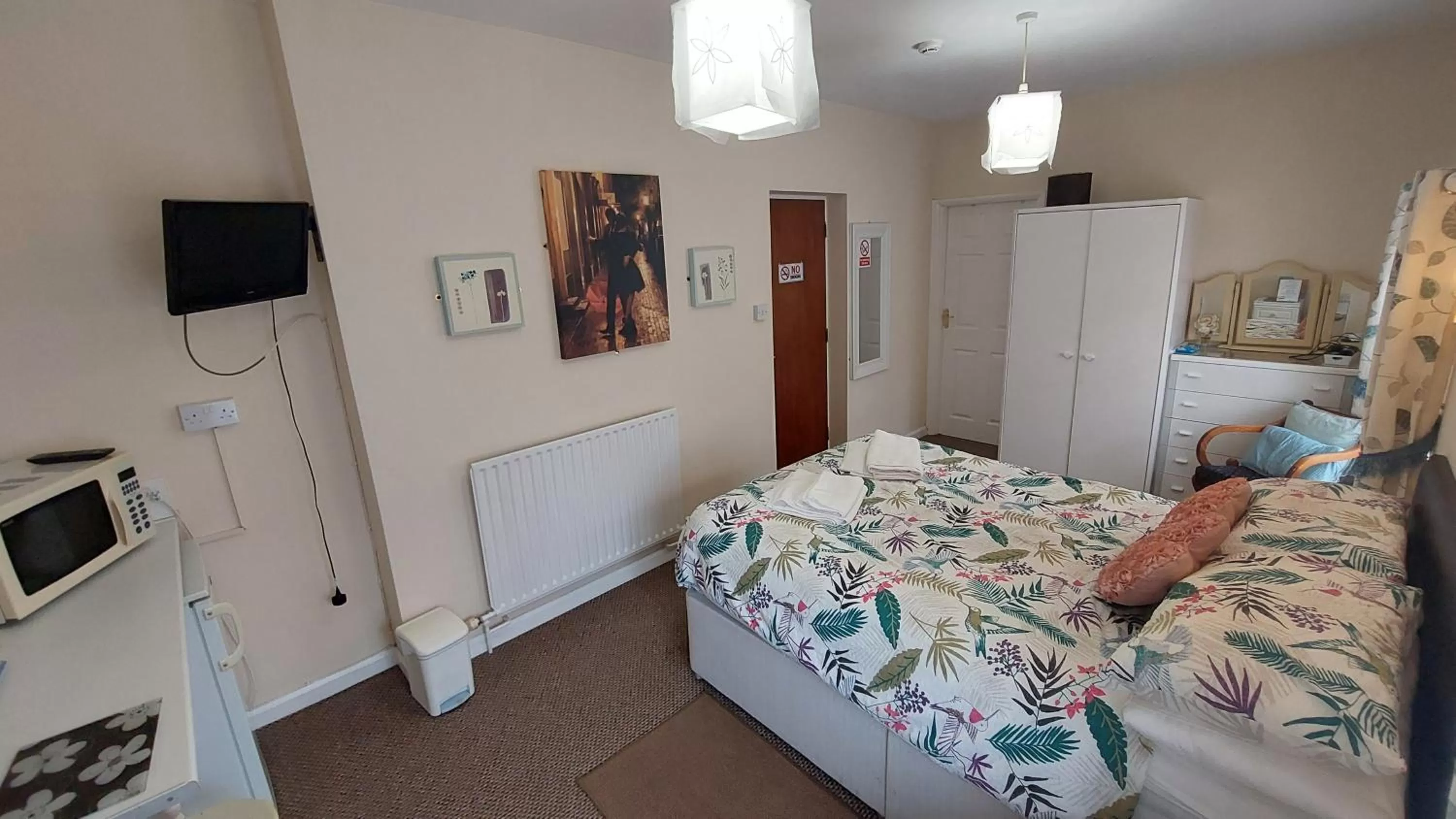 Photo of the whole room, Bed in Tennyson Lodge