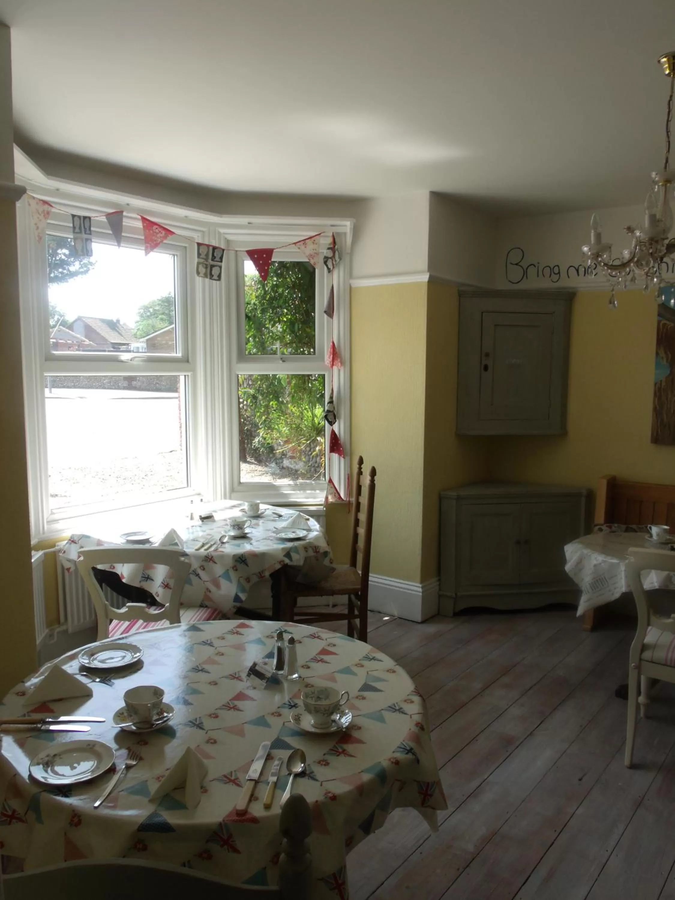 Restaurant/places to eat in Hooray Henrys