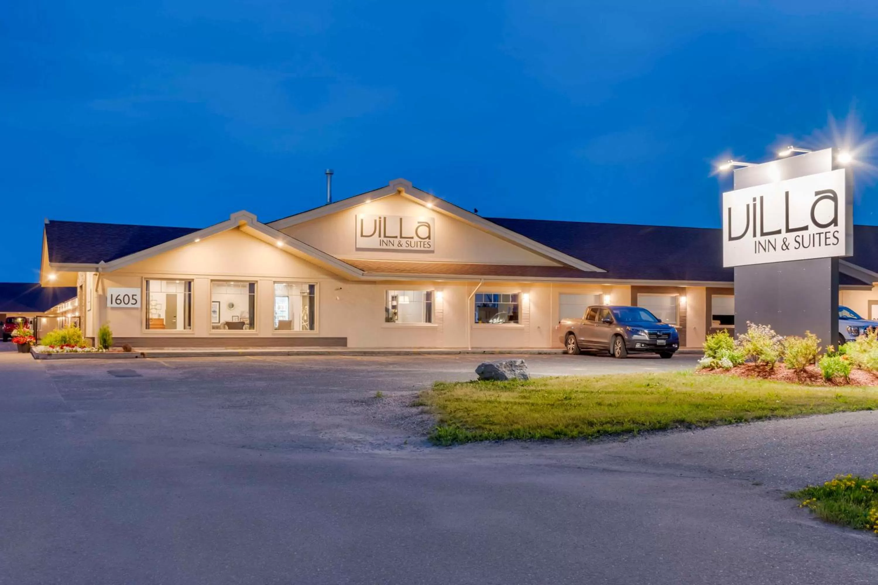 Property building in Villa Inn & Suites - SureStay Collection by Best Western