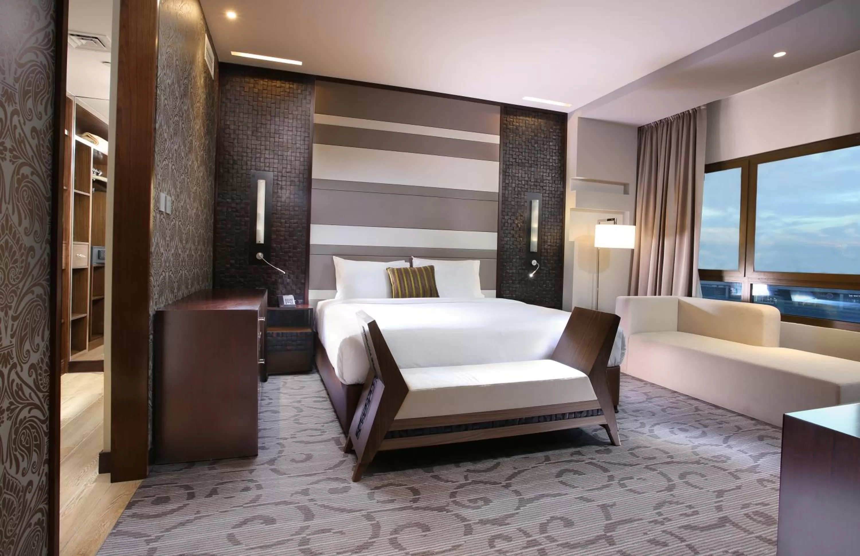 Bedroom, Bed in Metropolitan Hotel Dubai