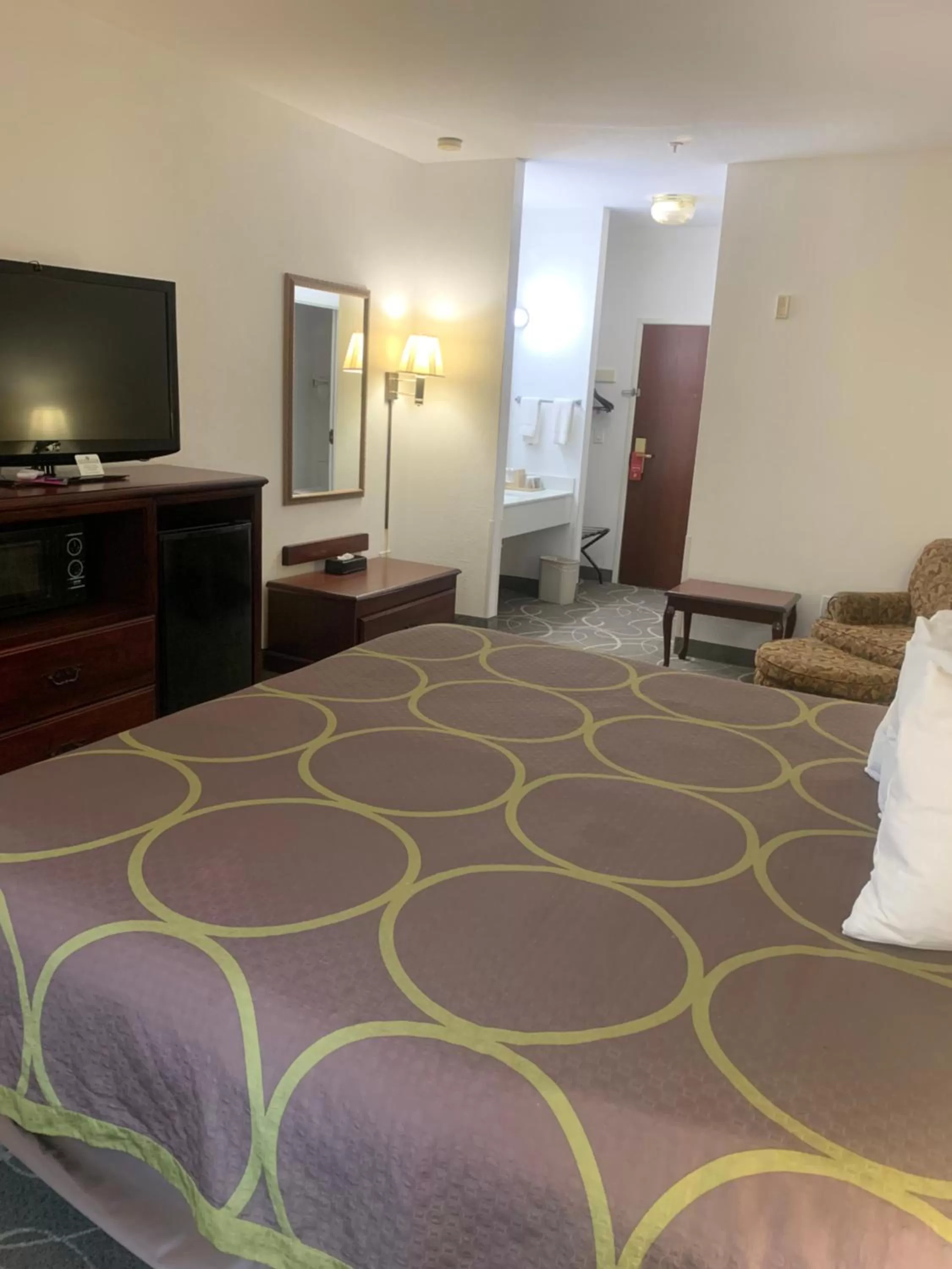 Bed in Super 8 by Wyndham Hillsboro TX