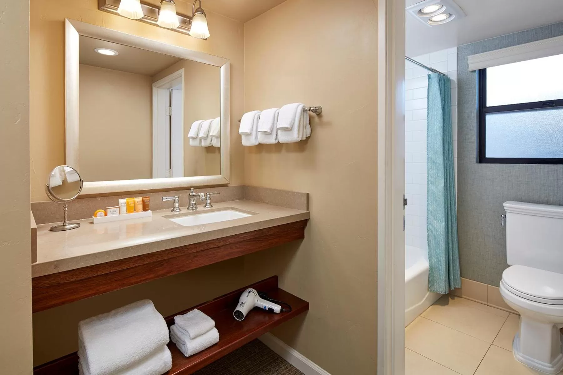 Bathroom in Glorietta Bay Inn
