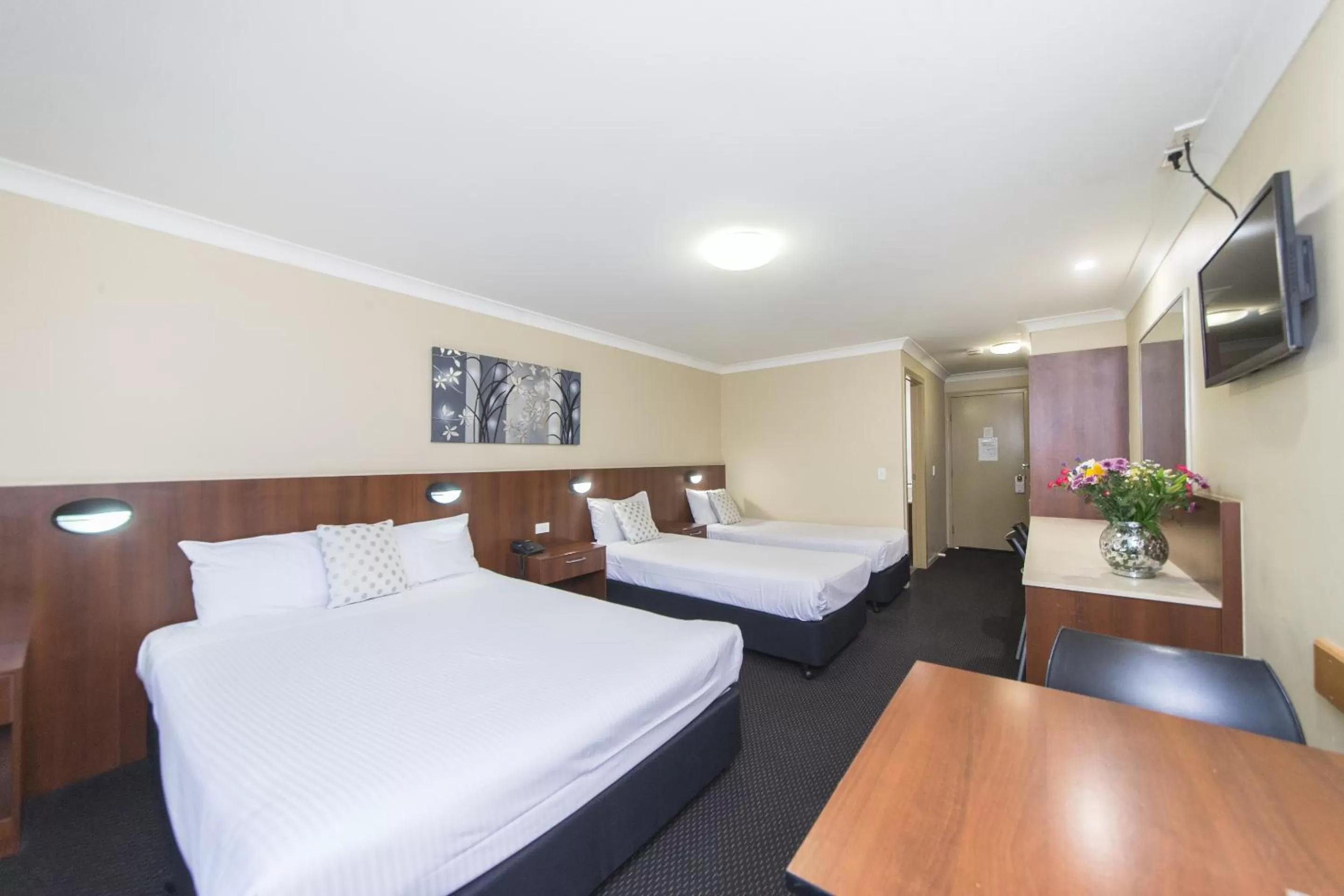 Bed in Rocky Resort Motor Inn