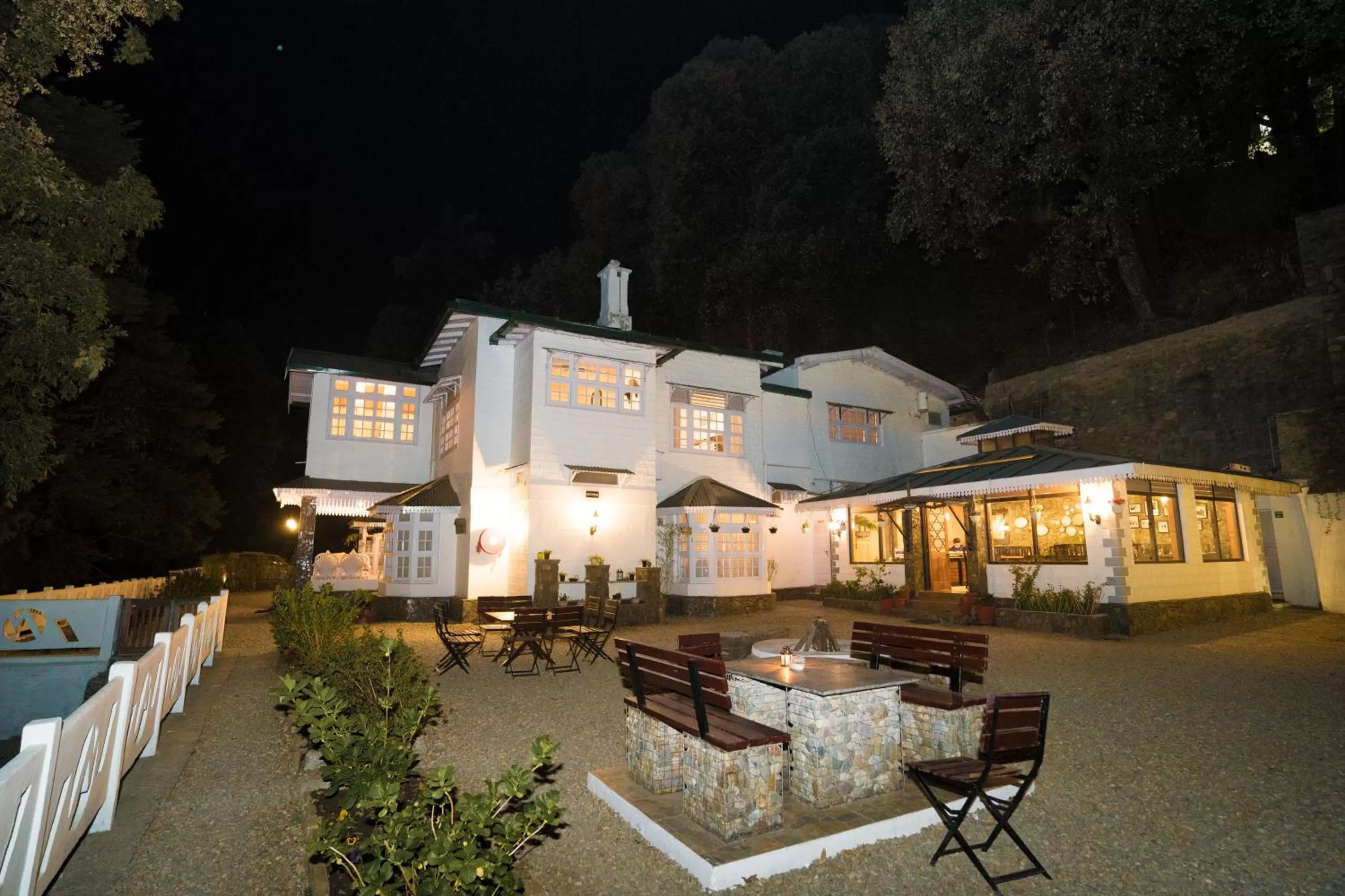 Restaurant/places to eat in Bhikampur Lodge By Nine Hotels