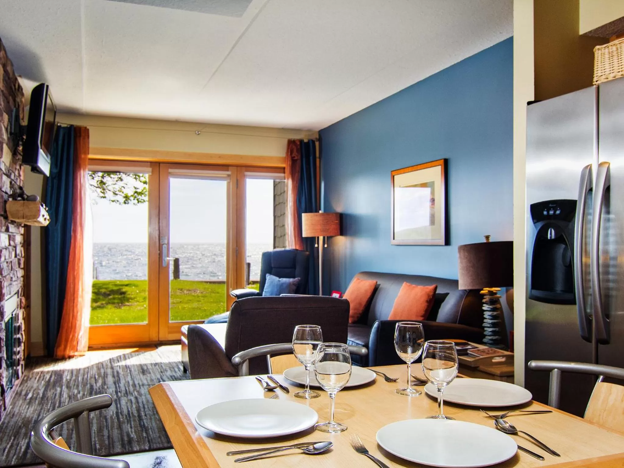 One-Bedroom Lakeside Suite in East Bay Suites