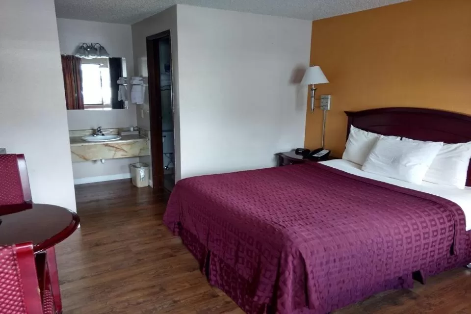 Queen Room - Non-Smoking in Motel Puyallup