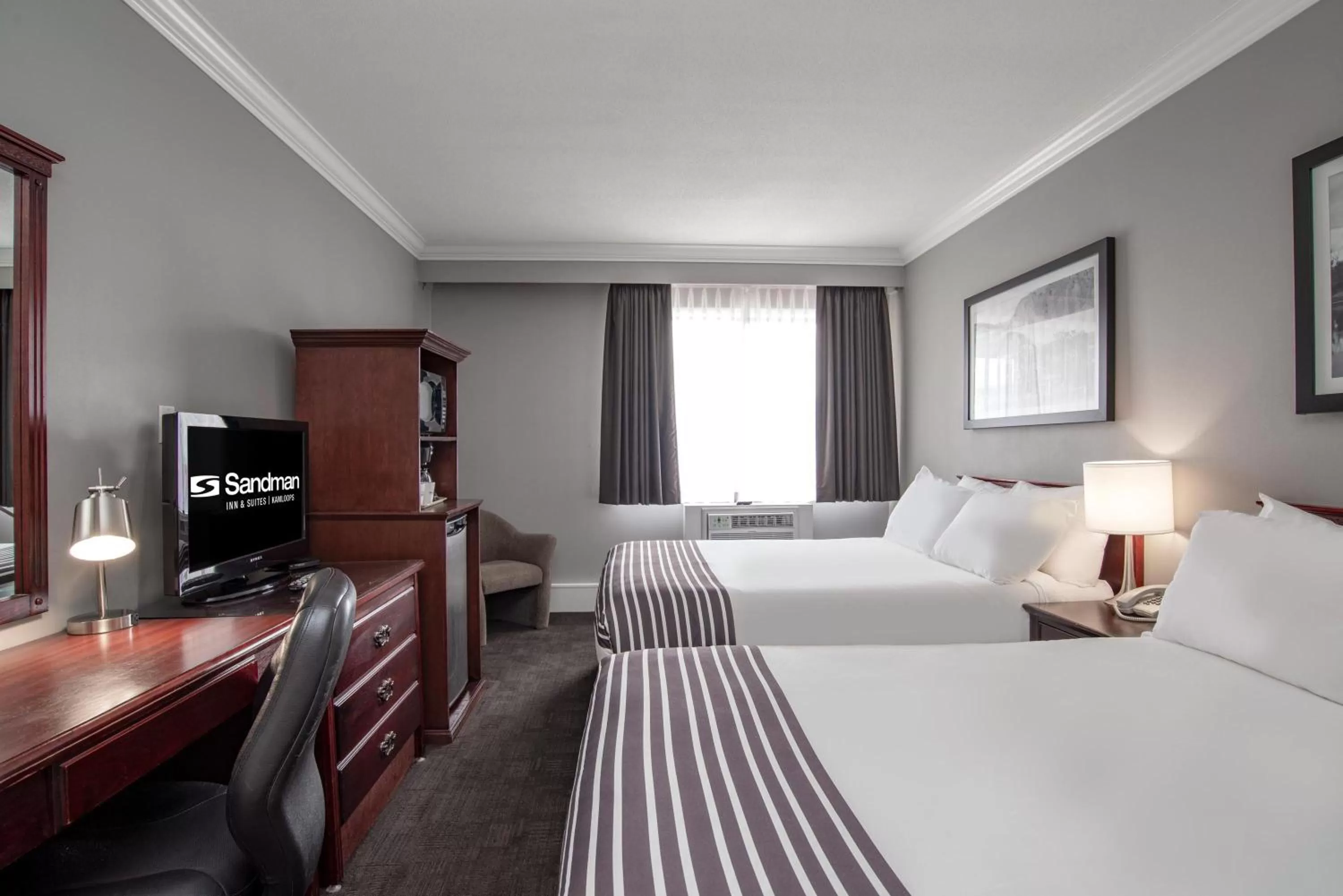 Photo of the whole room, Bed in Sandman Inn Kamloops