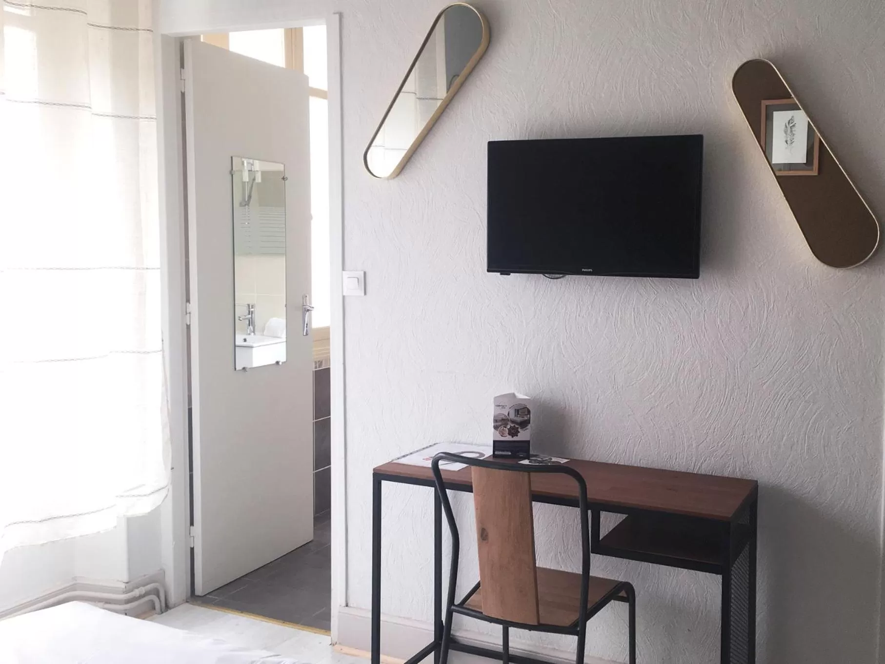 Photo of the whole room in Hôtel Le Thurot- Dijon Centre ville Gare