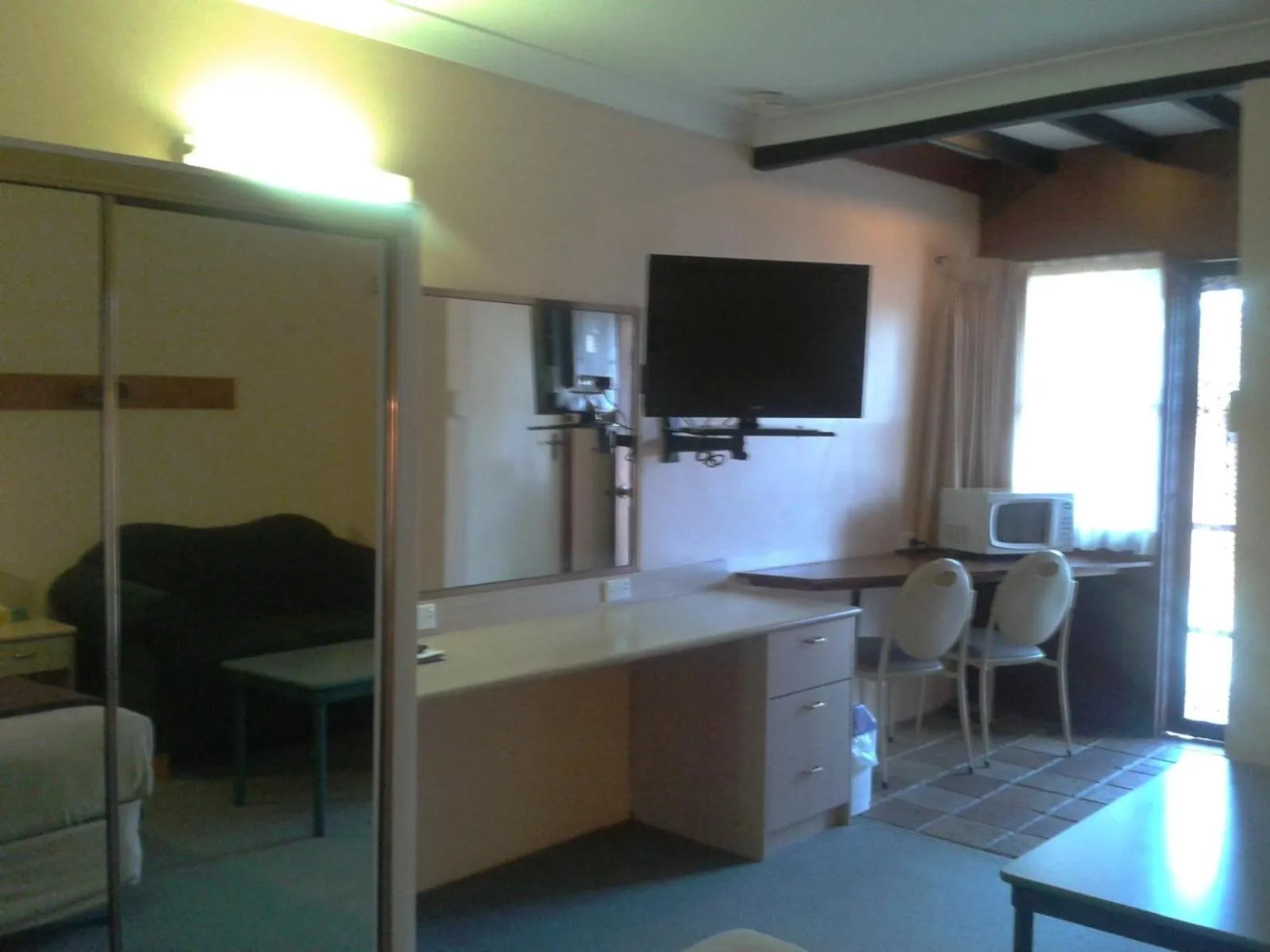 Day in Elsinor Motor Lodge