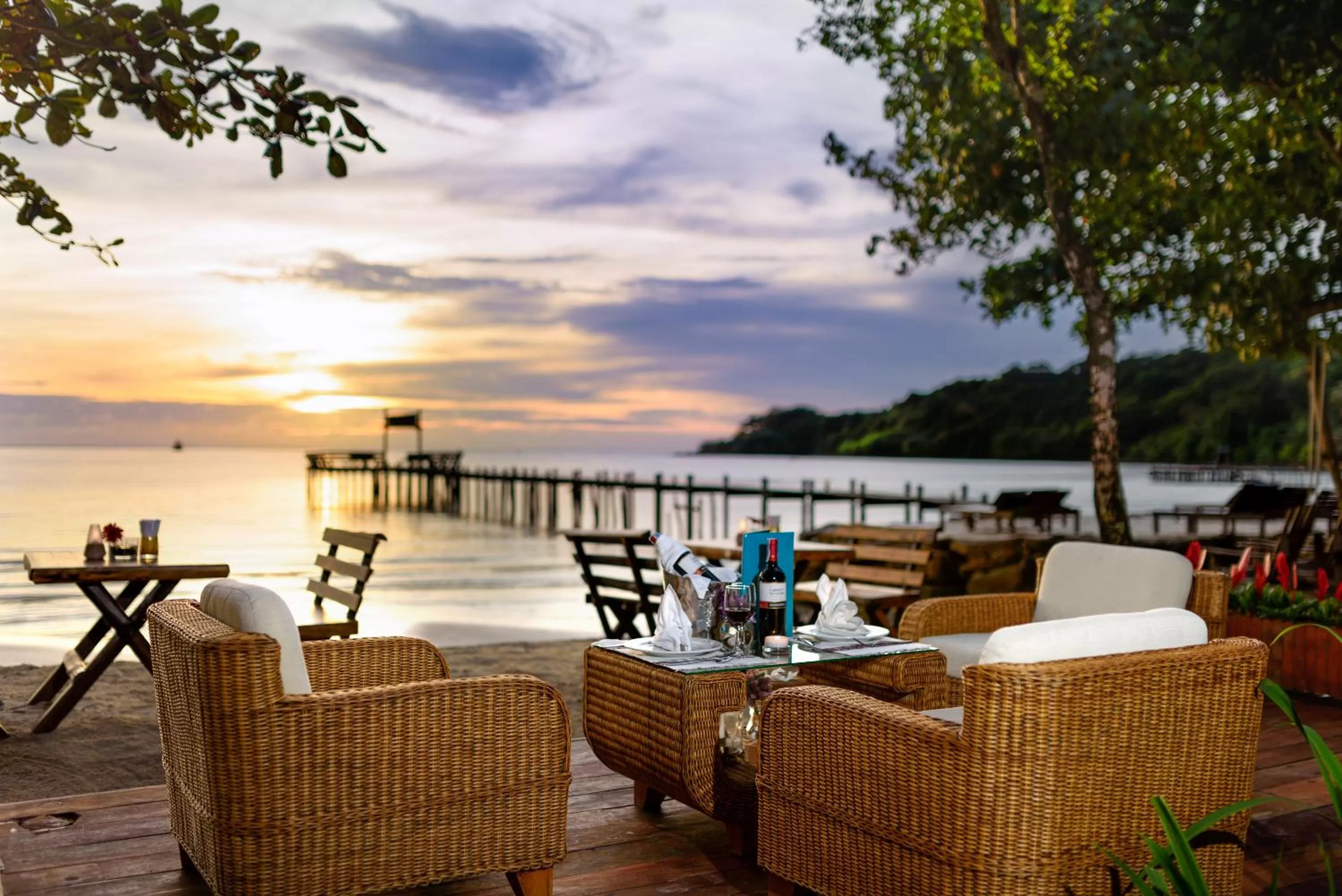 Lounge or bar in The Beach Natural Resort Koh Kood