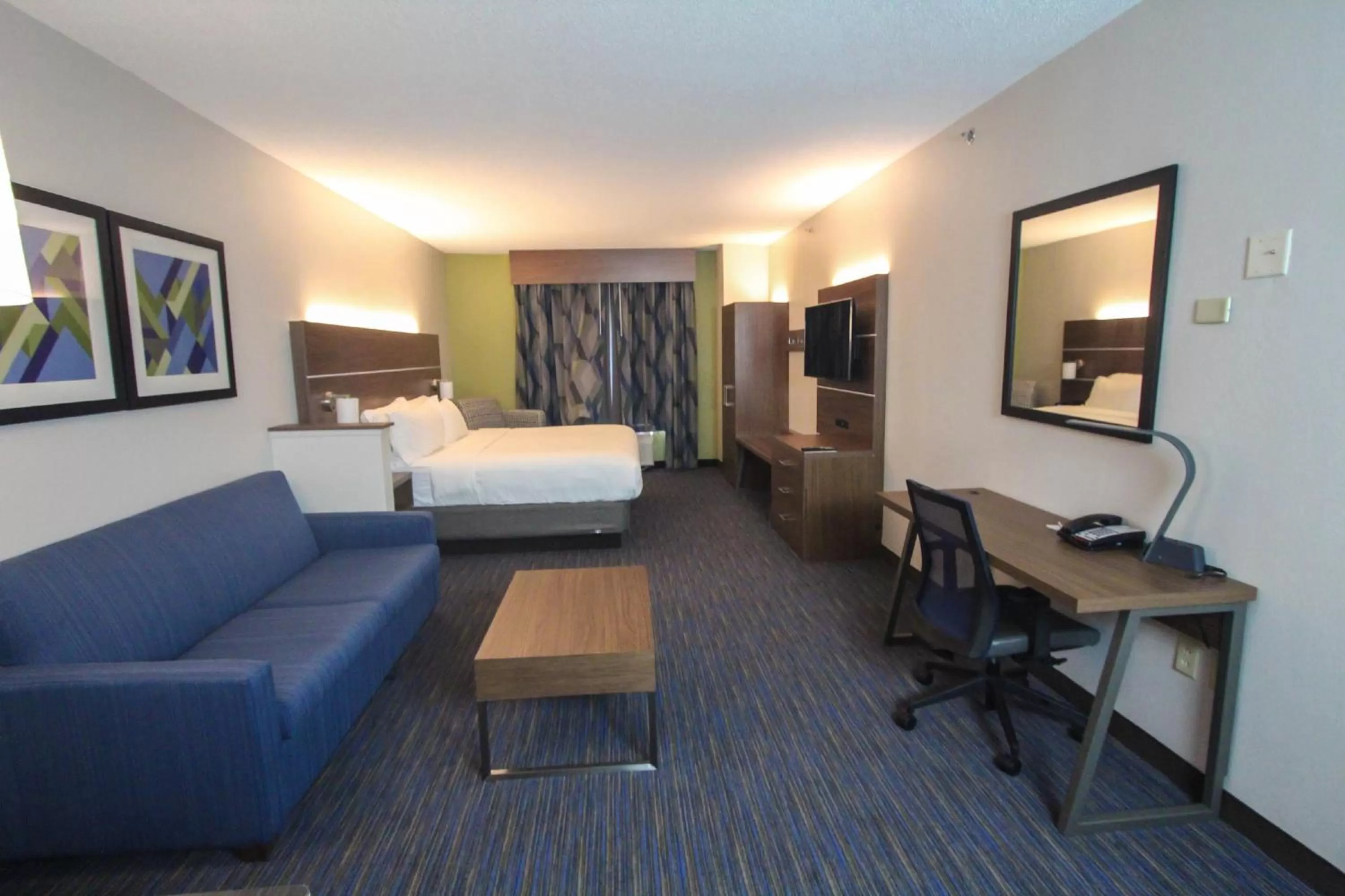 Photo of the whole room, Bed in Holiday Inn Express Hotel & Suites Charleston - North by IHG