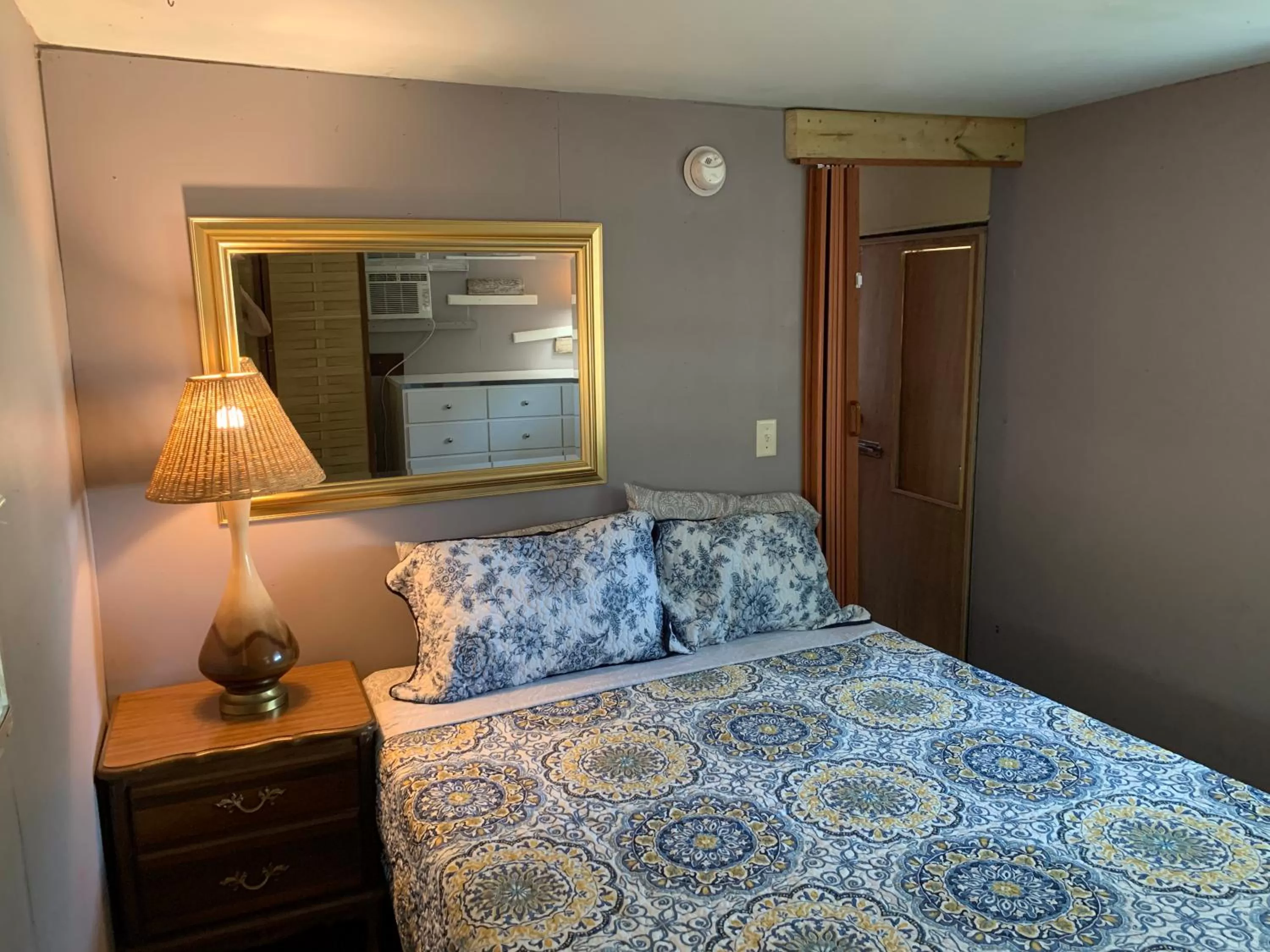 Bedroom, Bed in Nature Coast Inn & Cottages