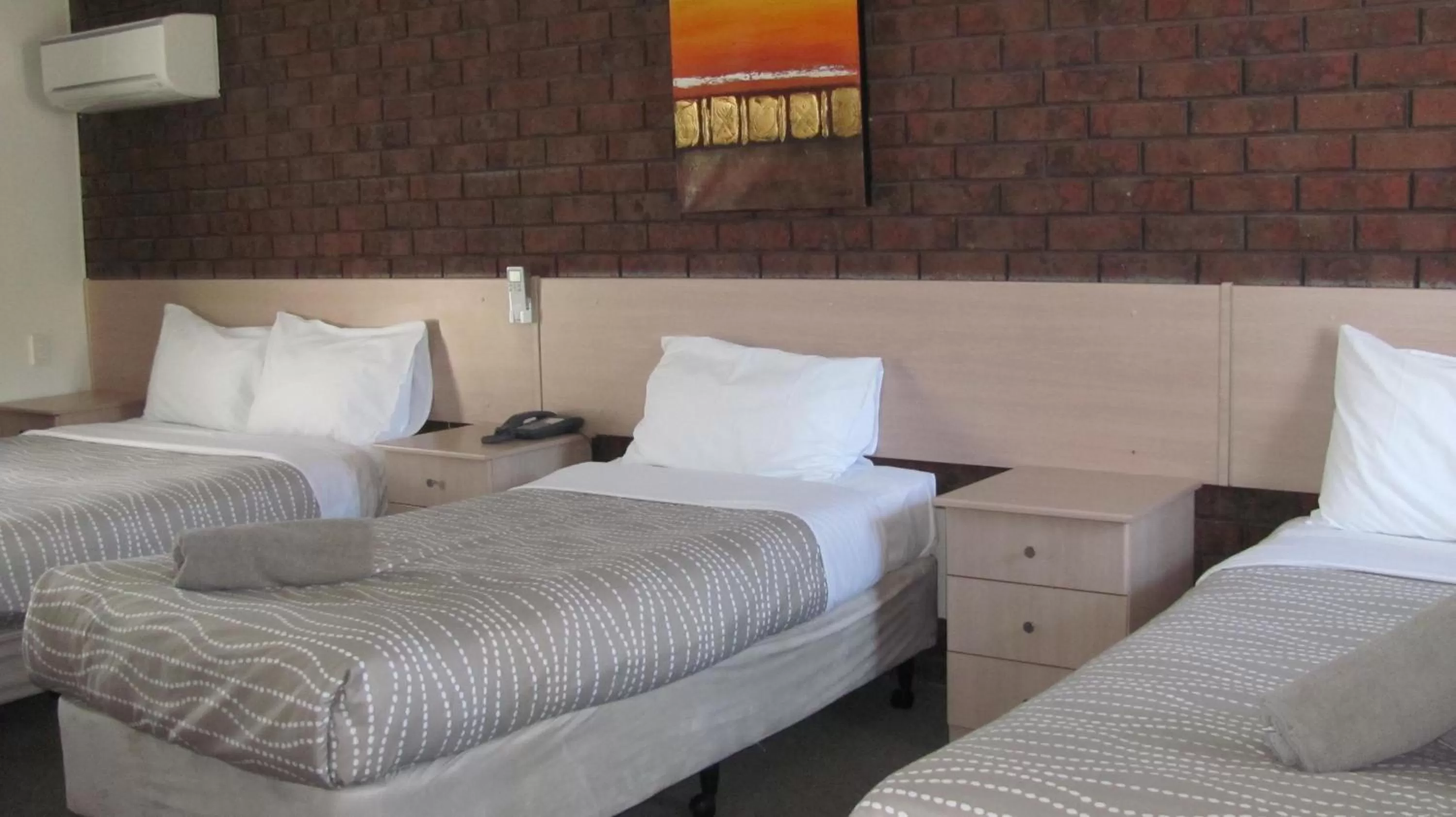 Bed in Bristol Hill Motor Inn