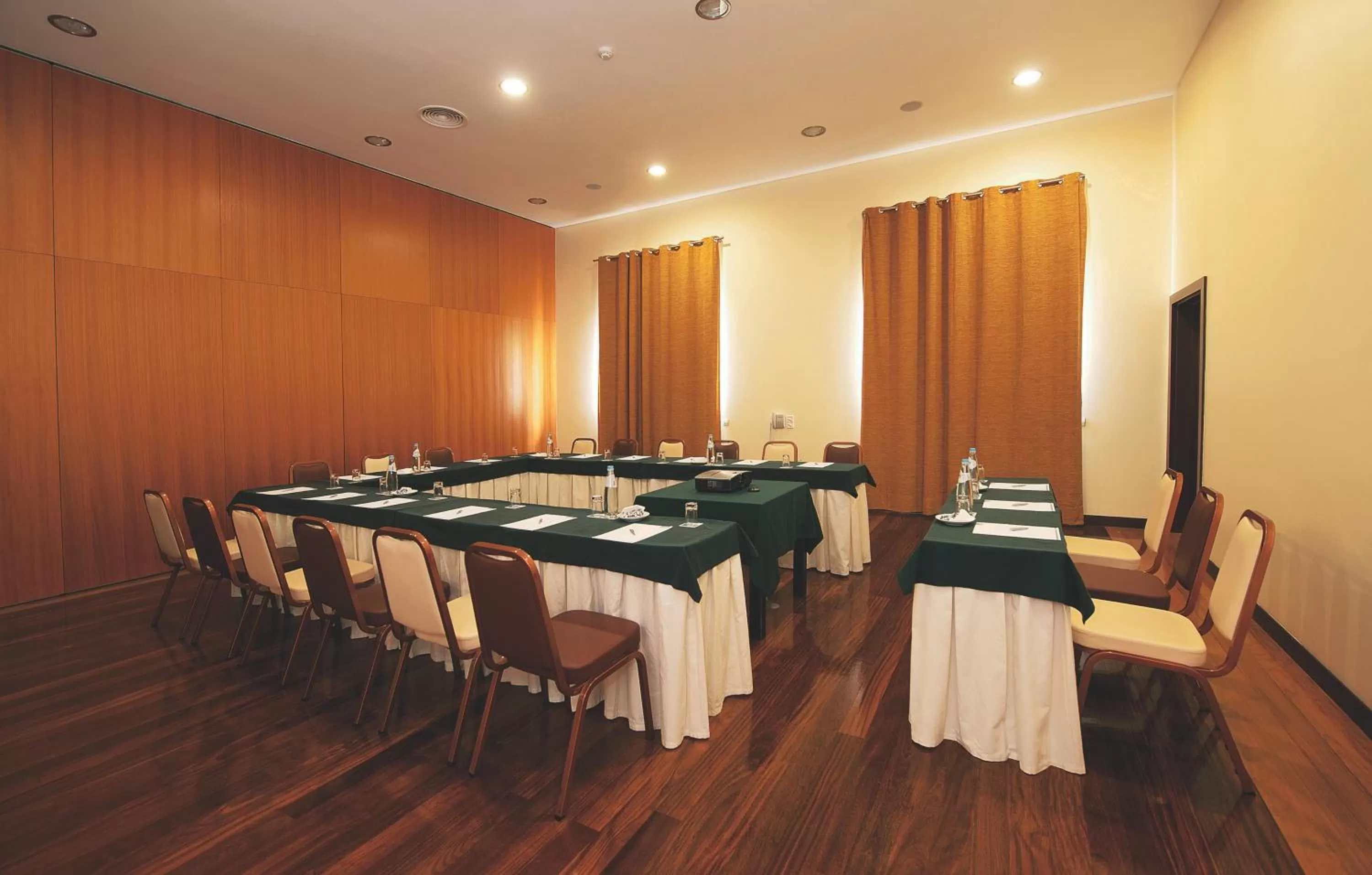 Business facilities in Vila Gale Santa Cruz