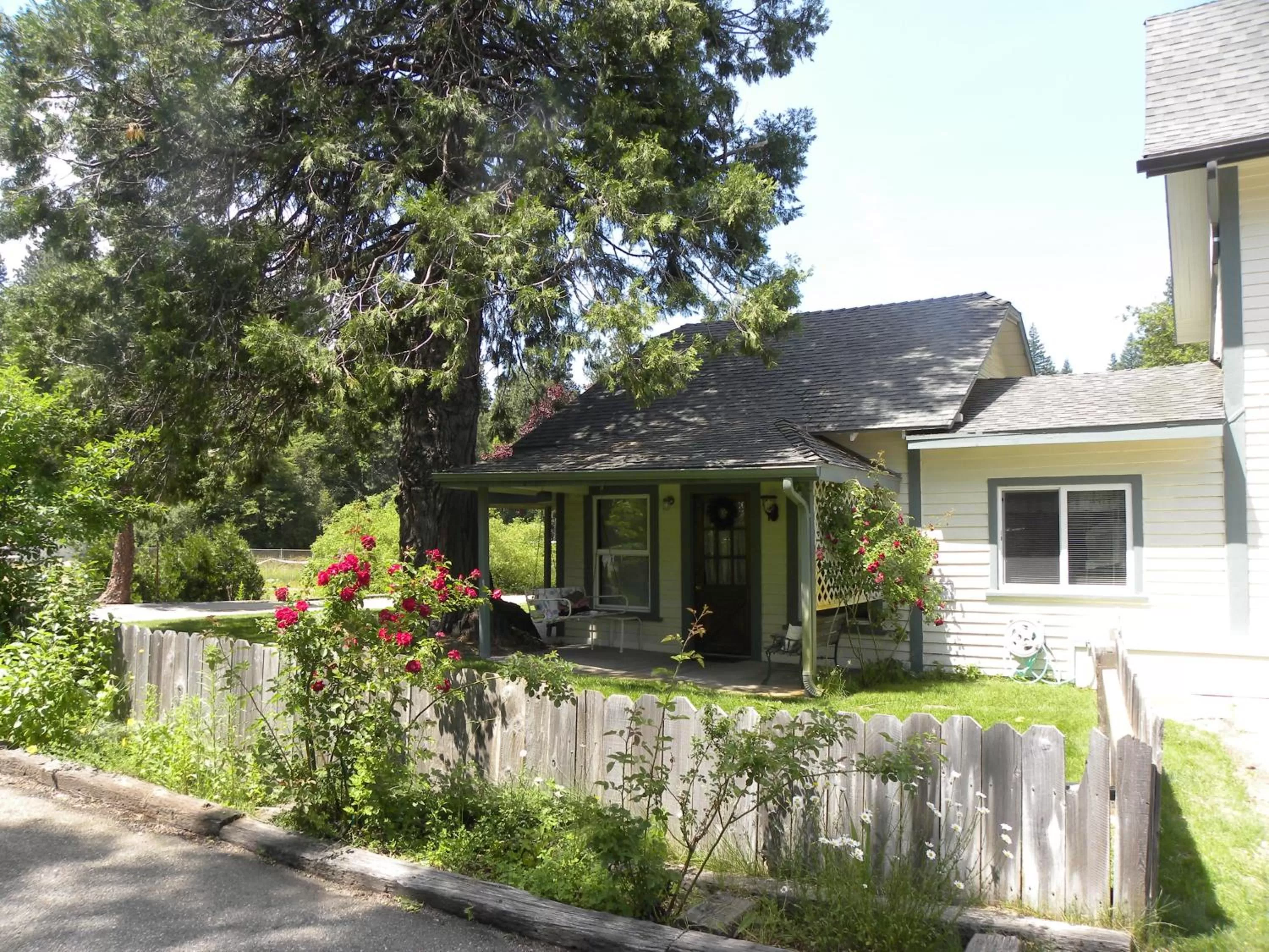 Property building in Mount Shasta Ranch Bed and Breakfast