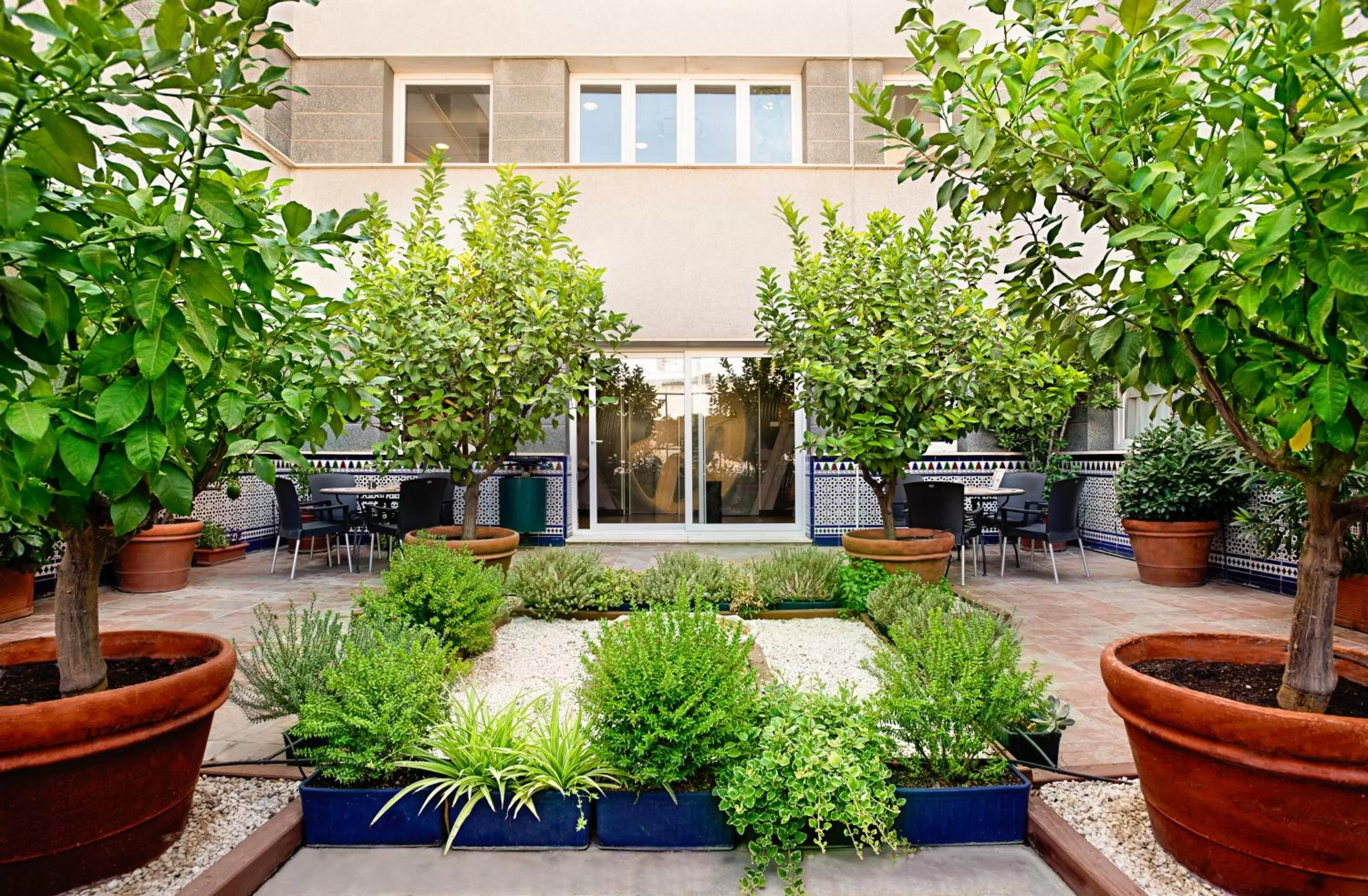 Swimming pool in Ibis Granada