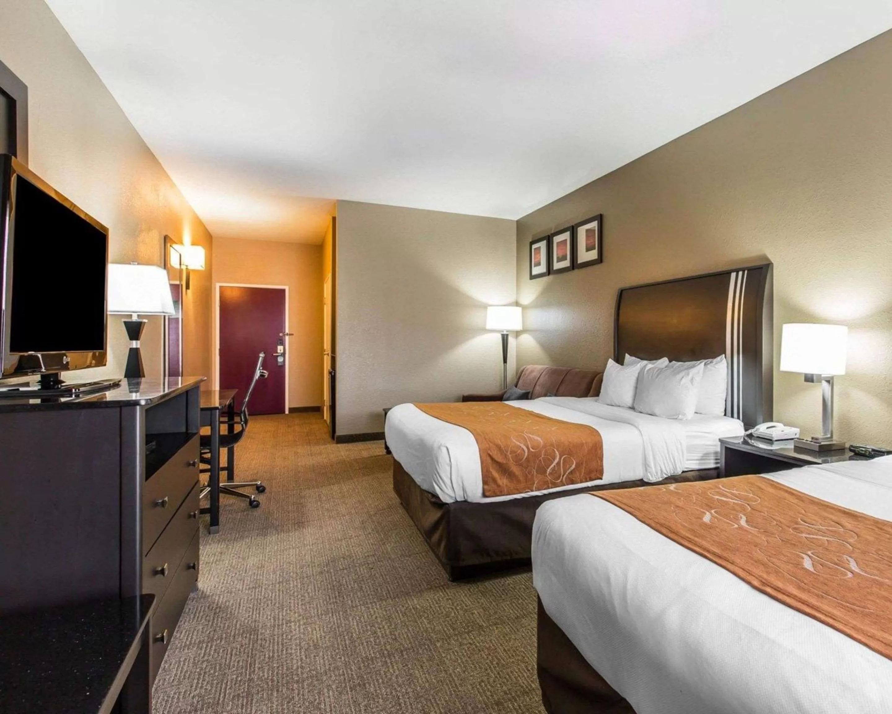Bedroom, Bed in Comfort Suites Bakersfield
