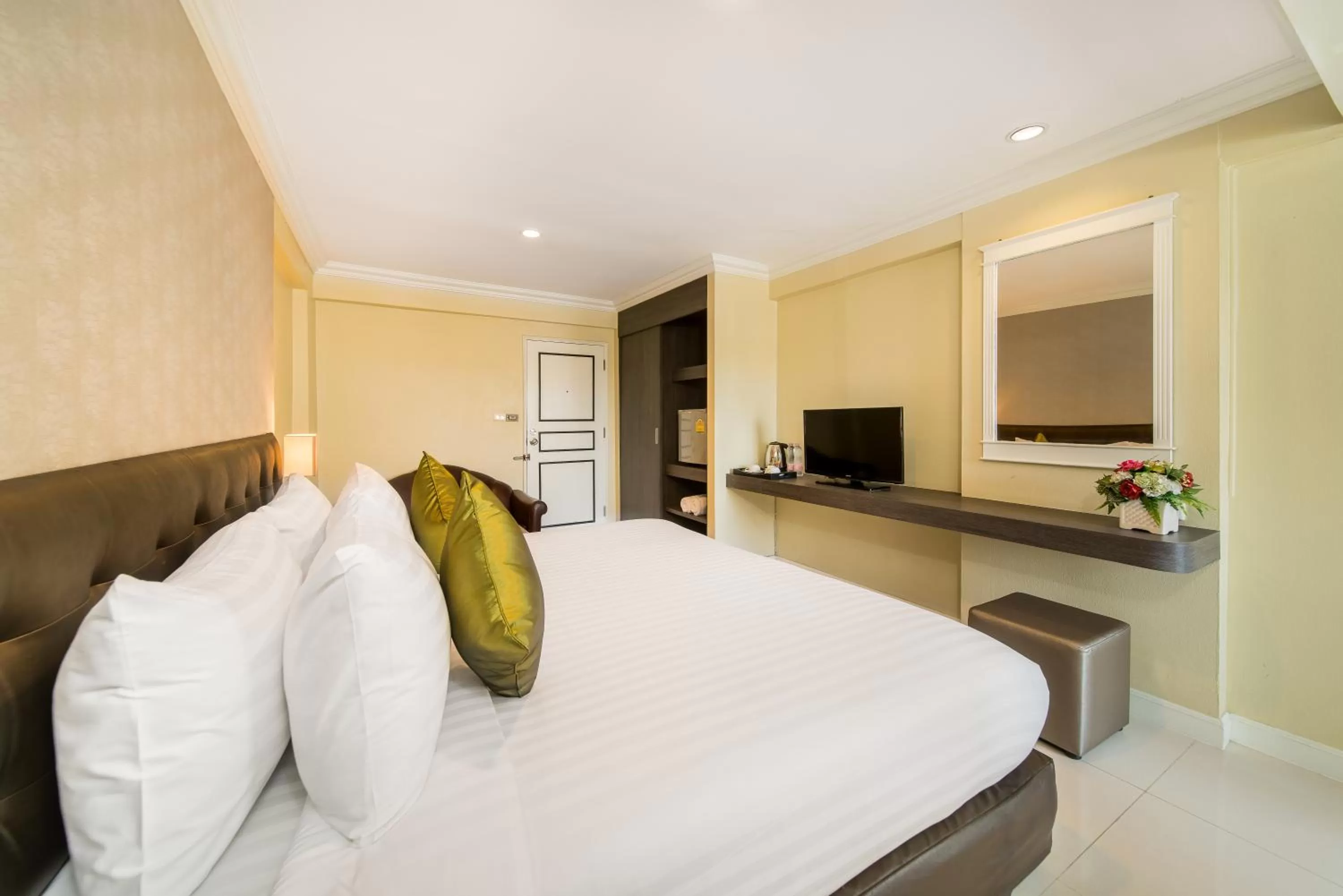 Bedroom, Bed in Niran Grand Hotel