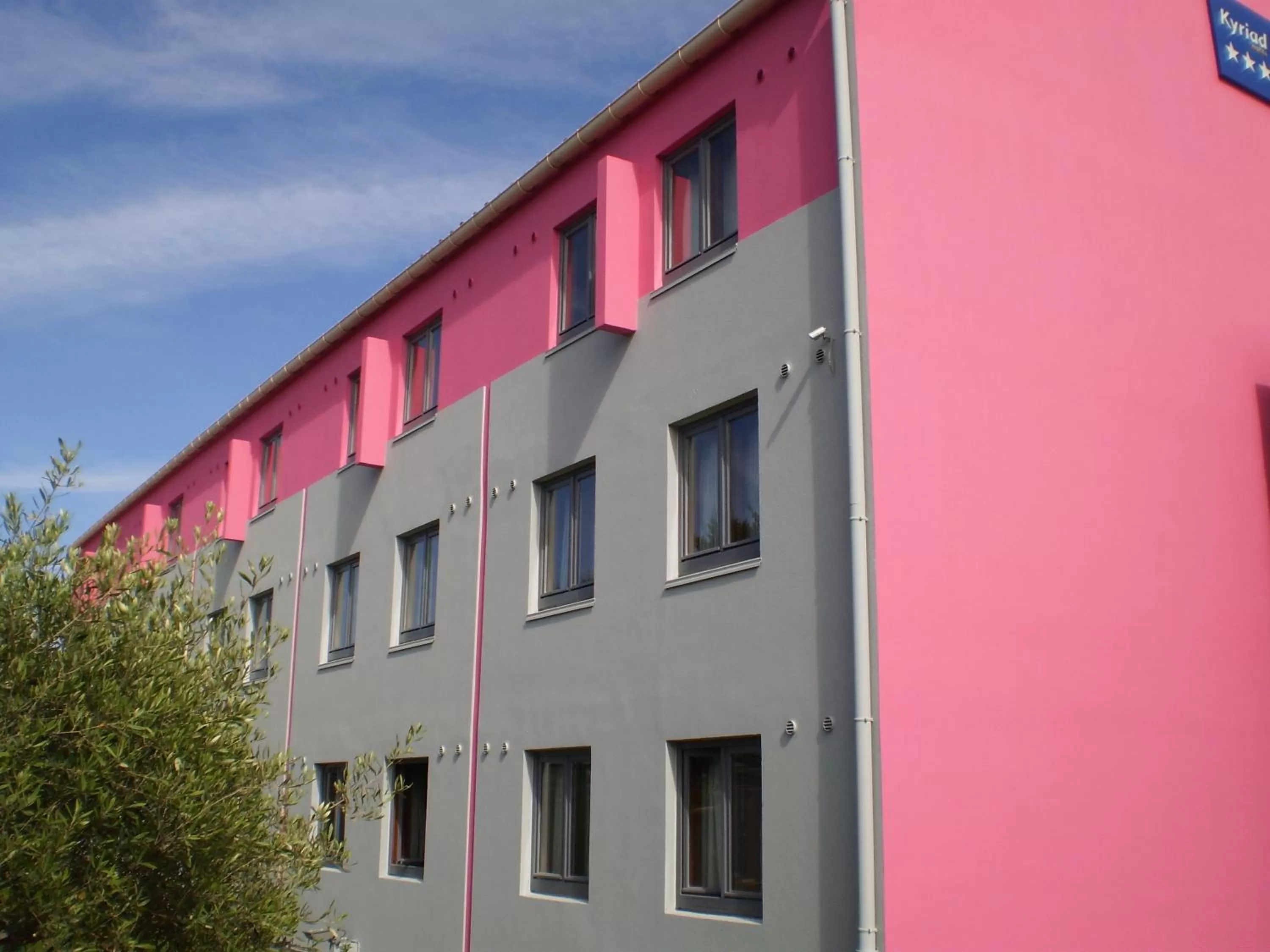 Facade/entrance in Kyriad Montpellier Aéroport - Gare Sud de France