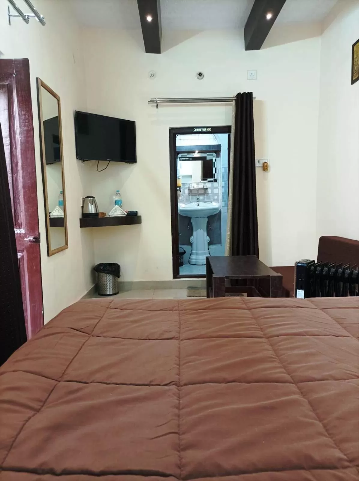 Photo of the whole room, Bed in Foreigners Inn