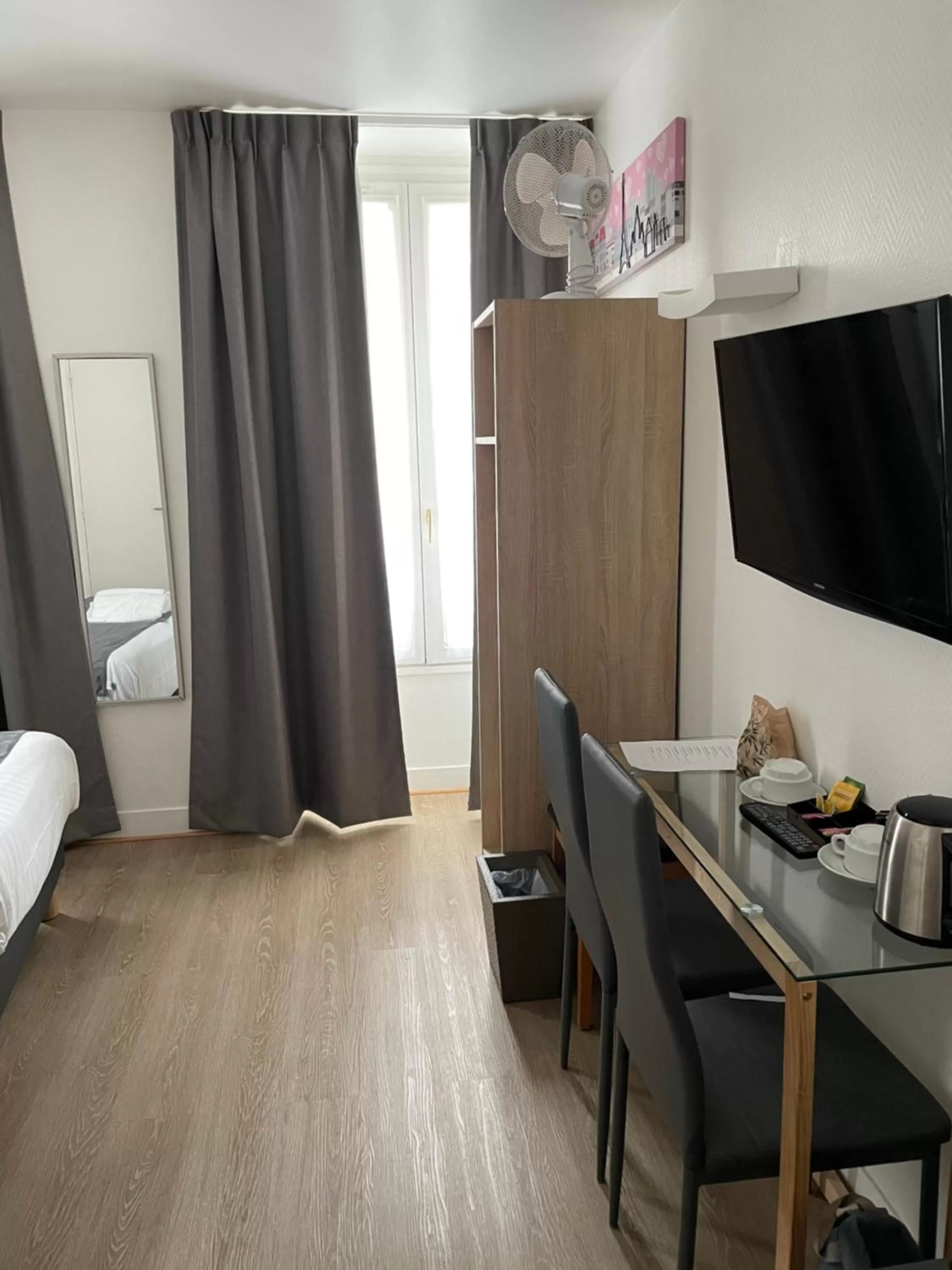 Bed in Hôtel de Bordeaux