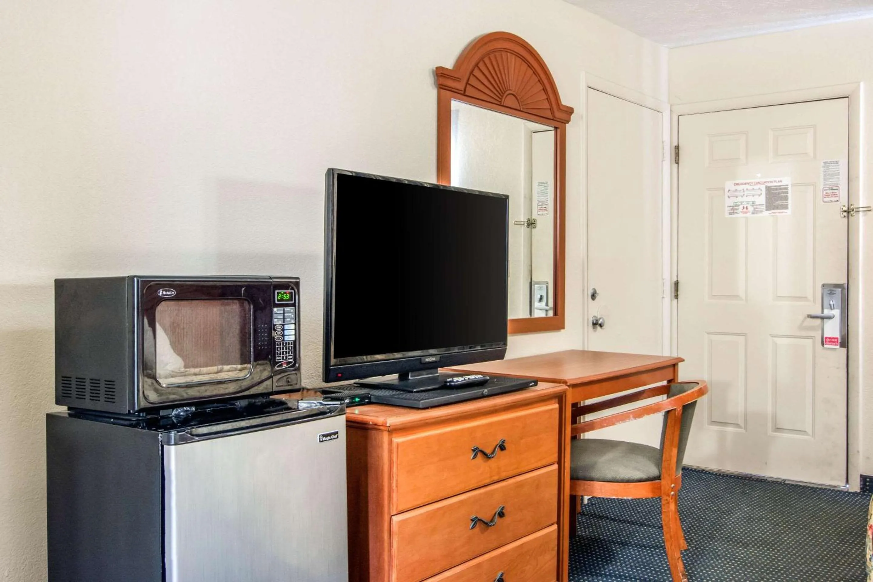 Photo of the whole room in Rodeway Inn La Grange East