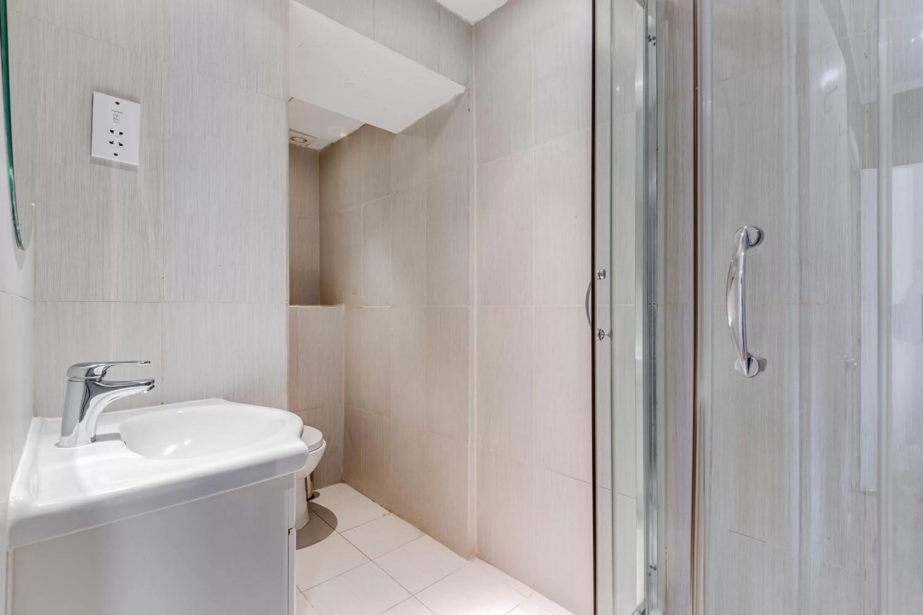 Shower in 1 Lexham Gardens Hotel