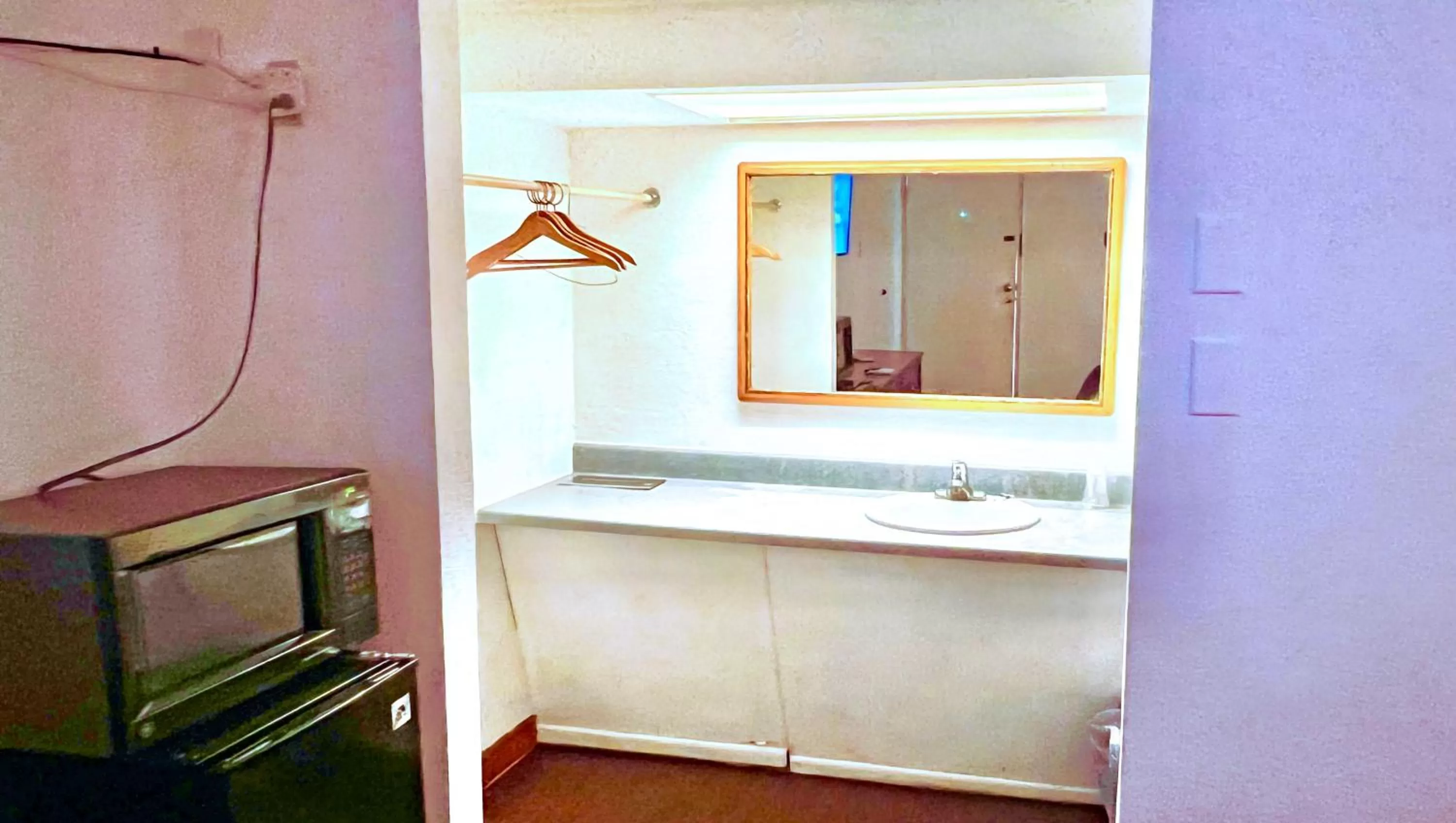 Photo of the whole room in Thunderbird Motel Hillsboro