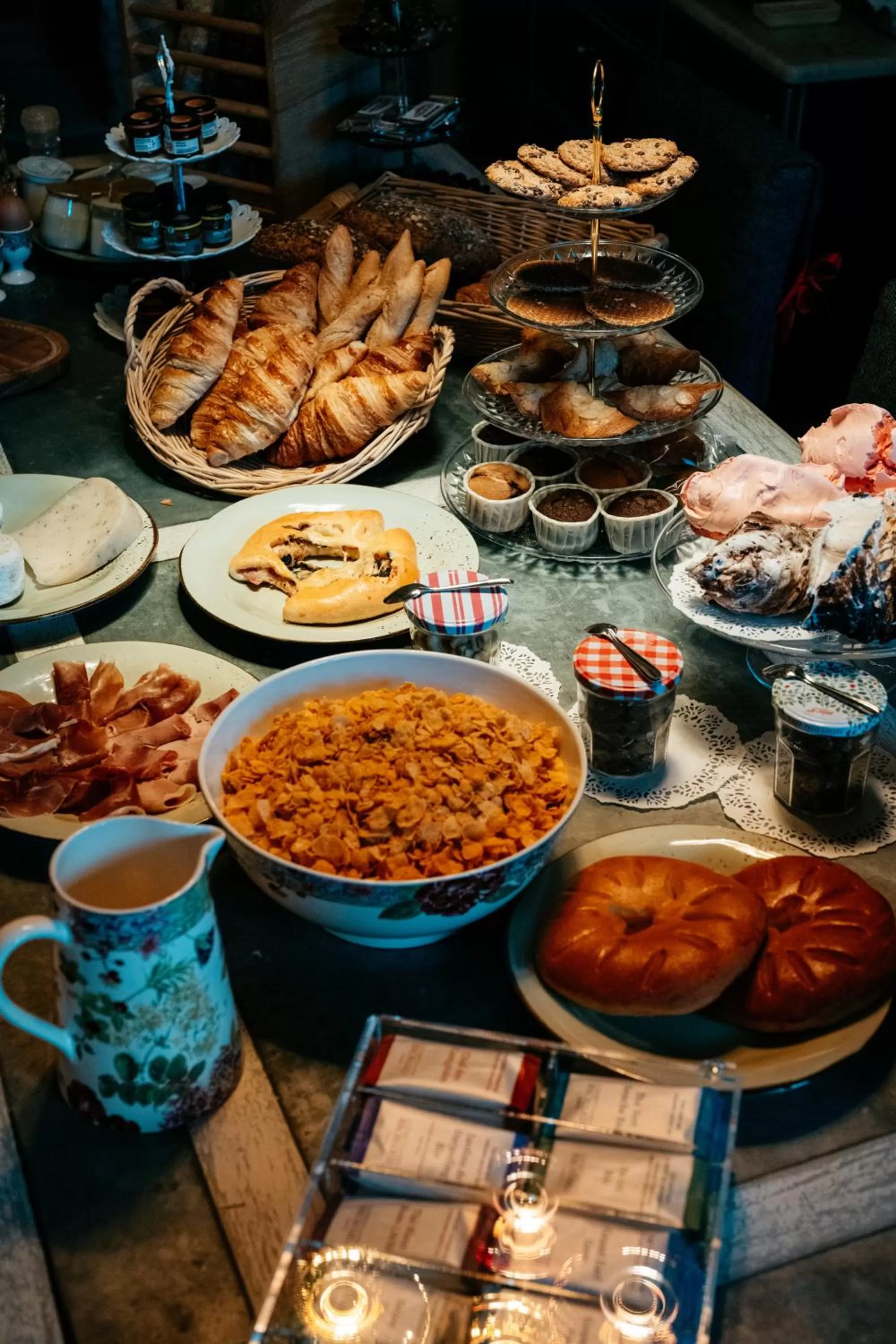 Food and drinks in Le Clos Violette et Le 11 D'Aglaé - Hôtel de Charme Design de Luxe