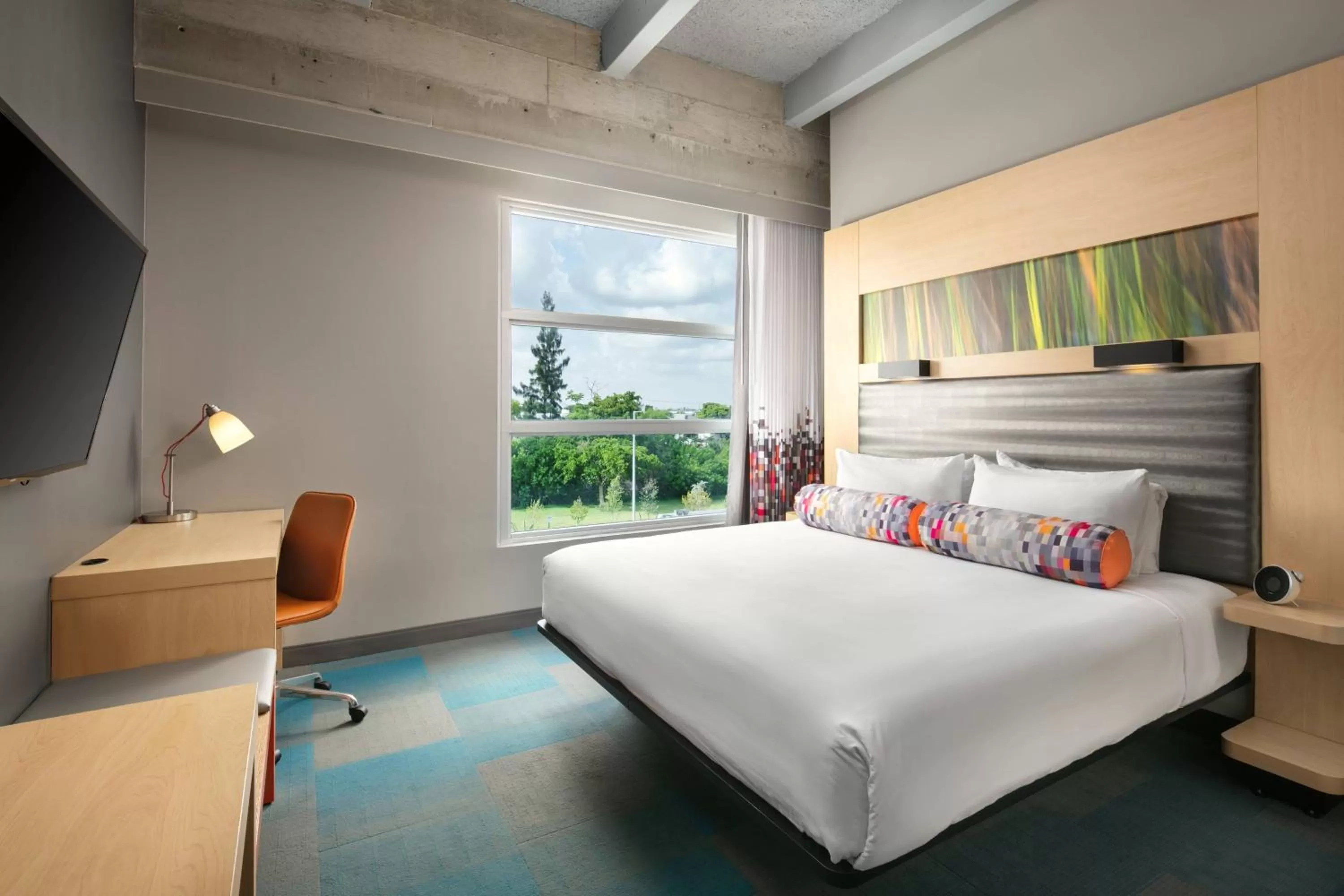 Photo of the whole room, Bed in Aloft Miami Airport