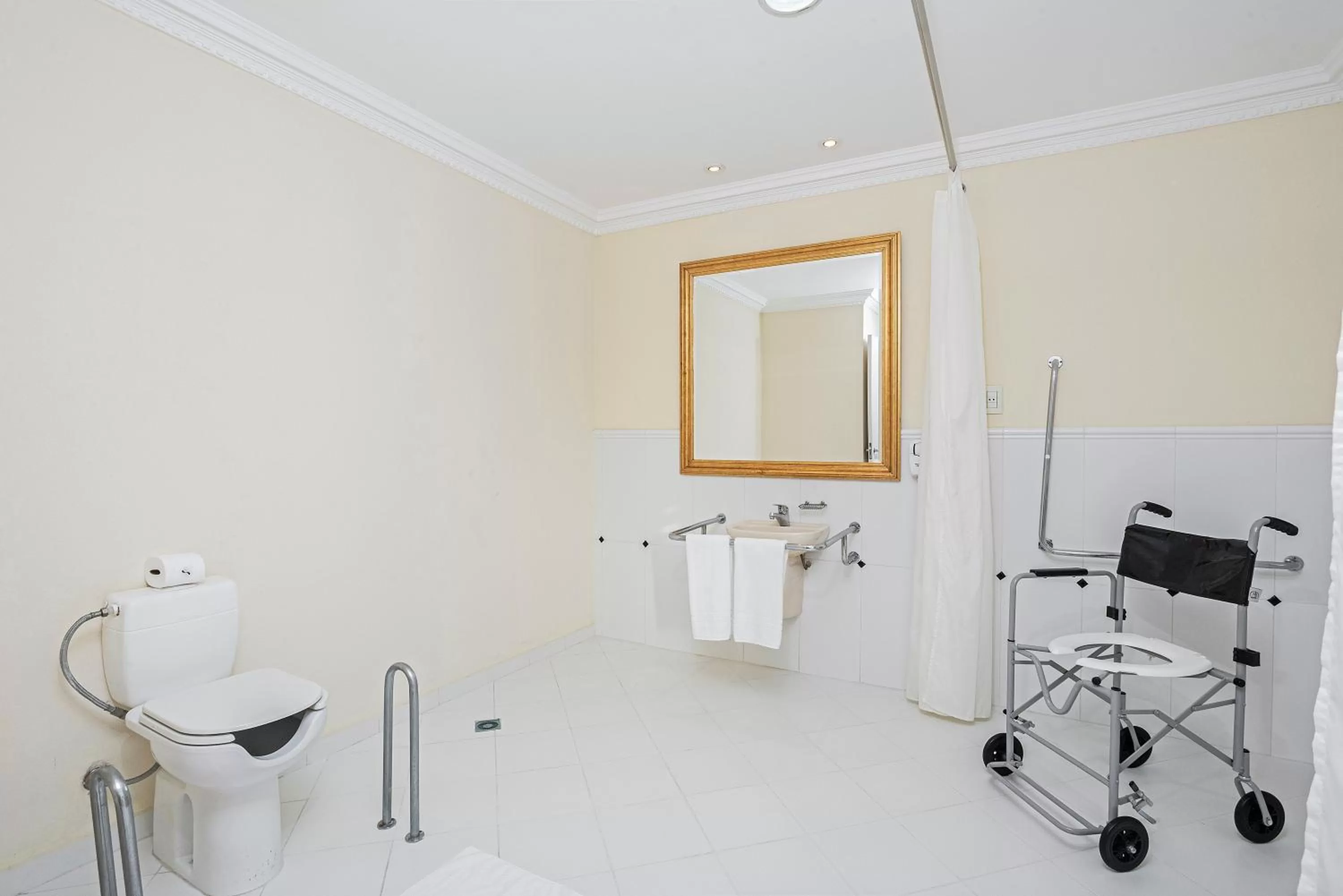 Toilet in Rockefeller by Slaviero Hotéis