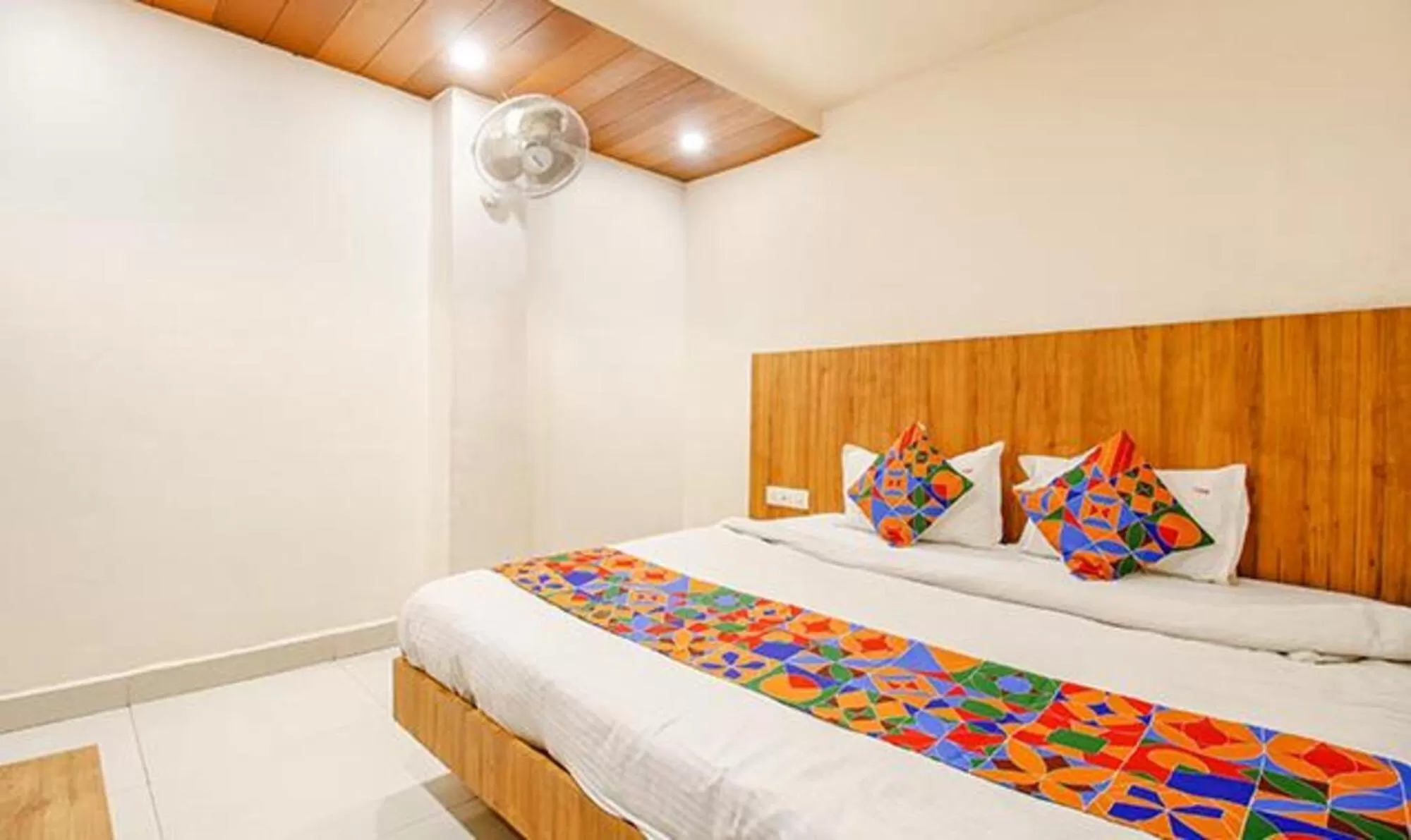 Photo of the whole room, Bed in Via Sunshine Regency