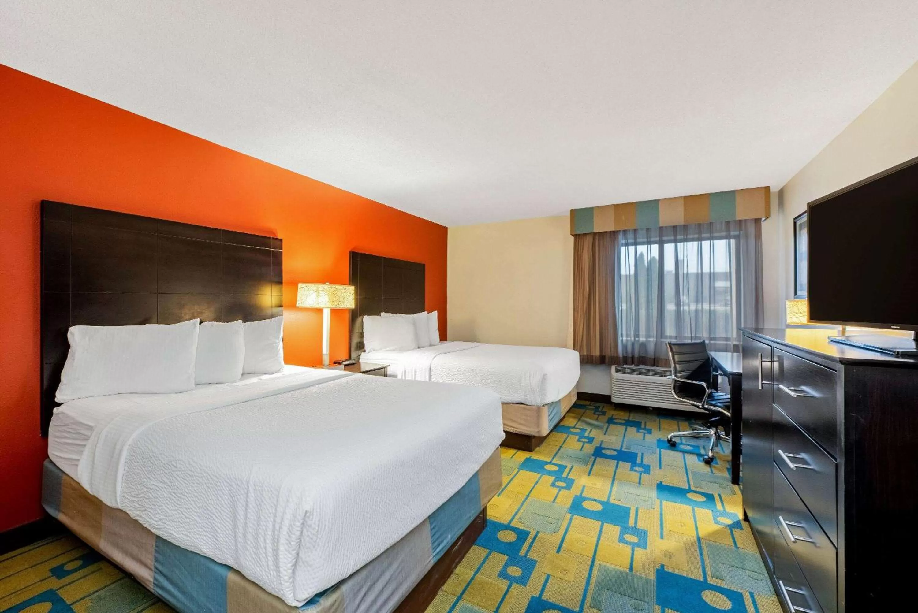 Photo of the whole room, Bed in La Quinta by Wyndham Mansfield OH