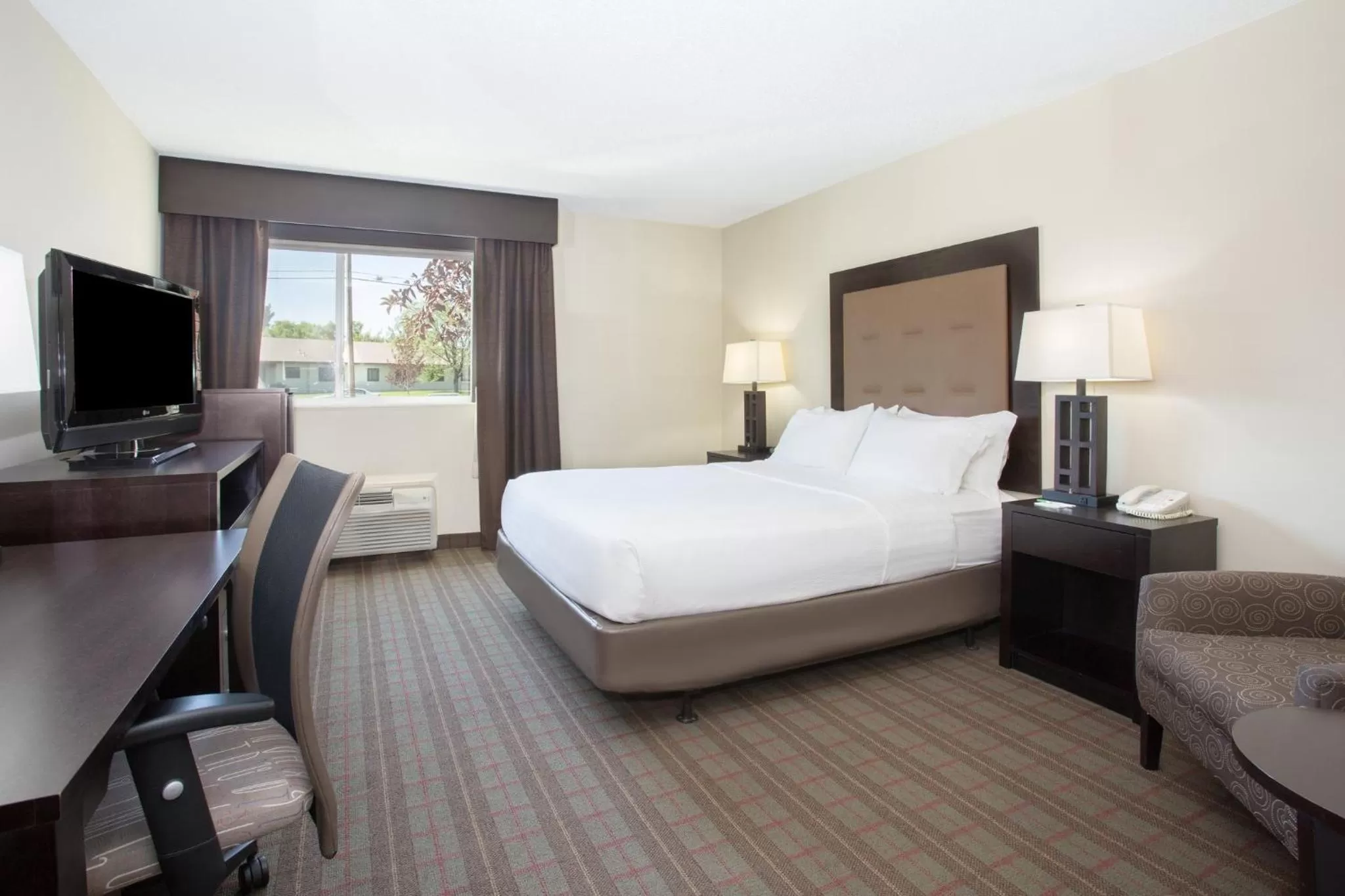 Photo of the whole room, Bed in Holiday Inn Riverton-Convention Center by IHG