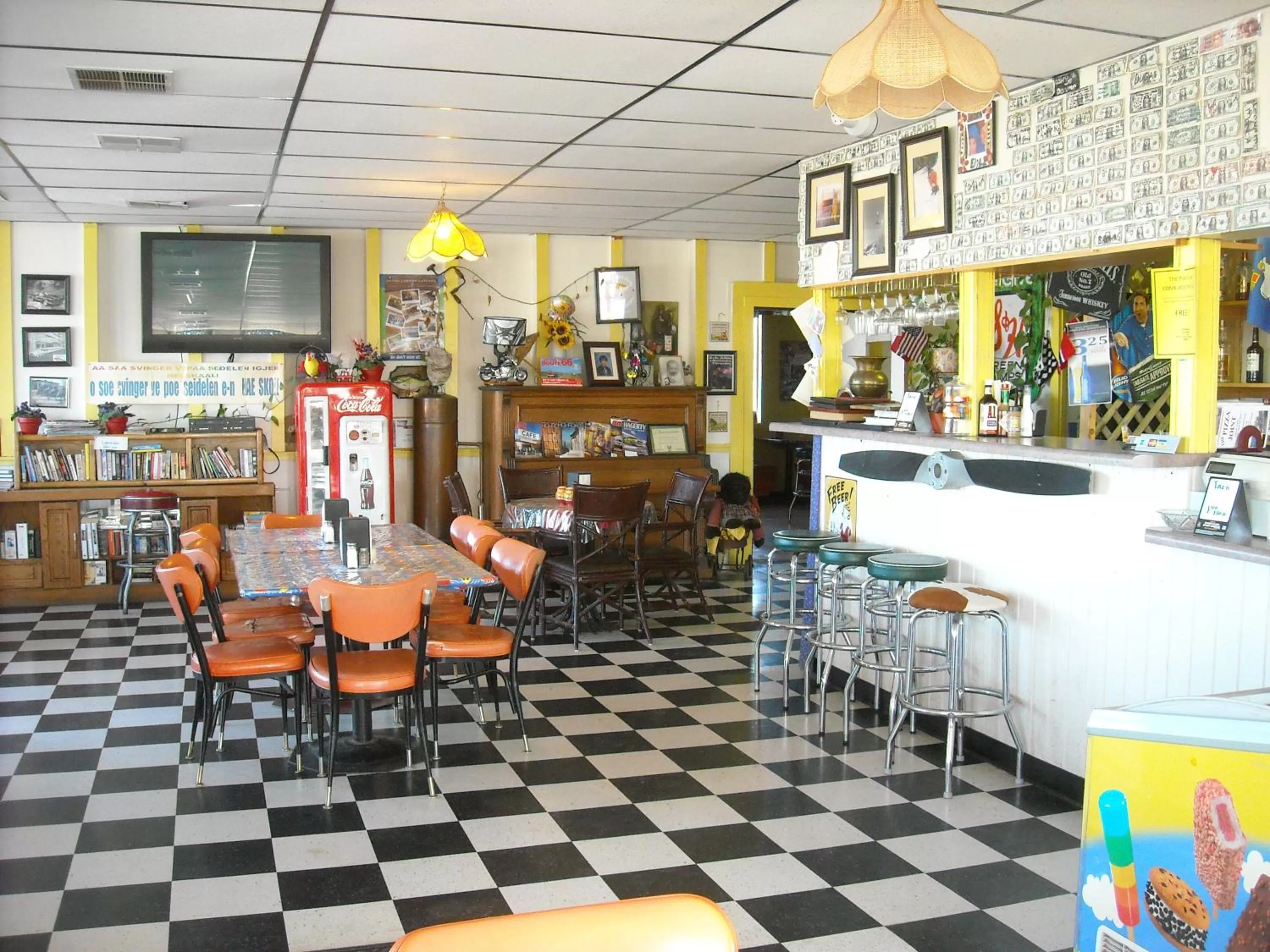 Restaurant/places to eat in Stagecoach 66 Motel