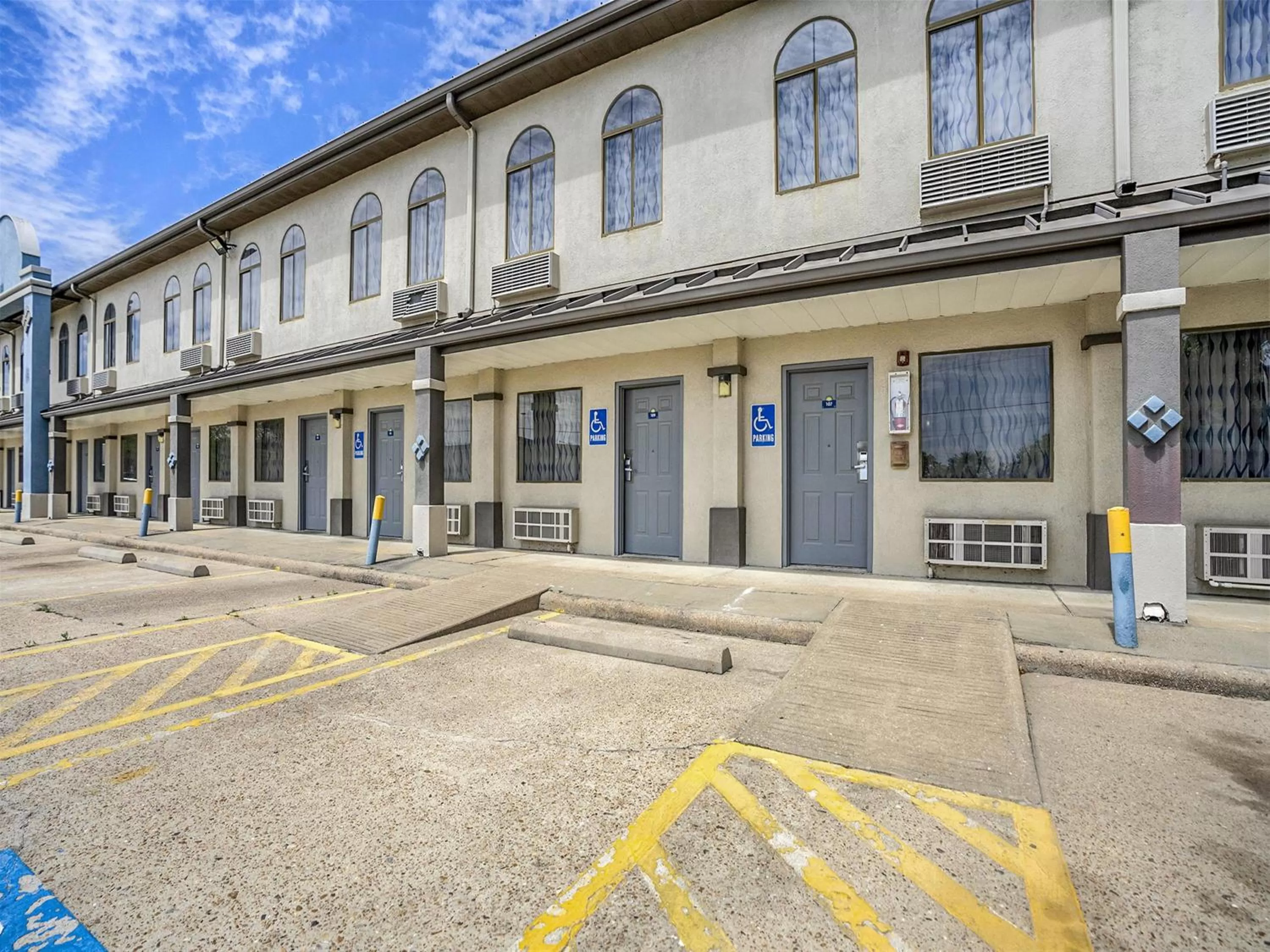 Days Inn & Suites by Wyndham Webster NASA-ClearLake-Houston