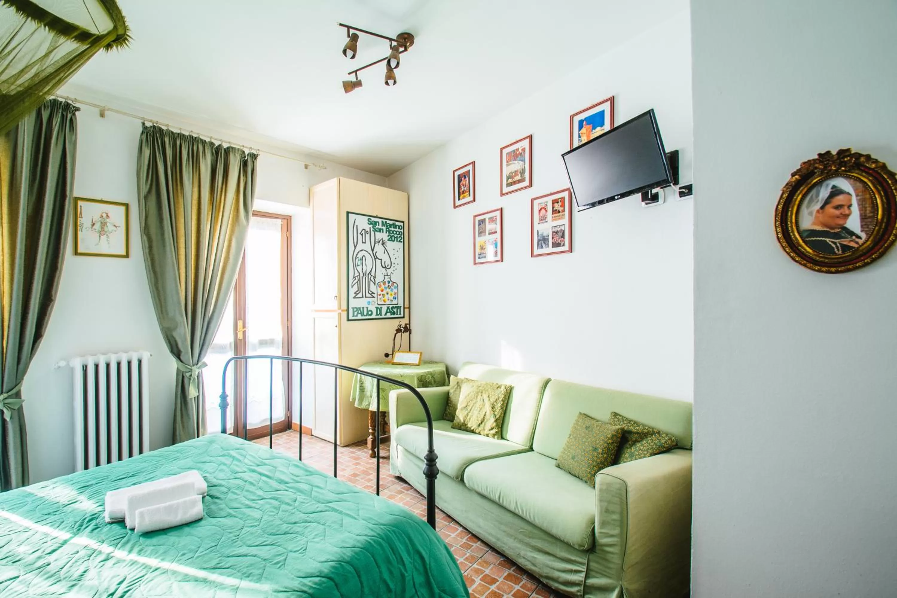 Living room, Bed in La Fabbrica dell'Oro