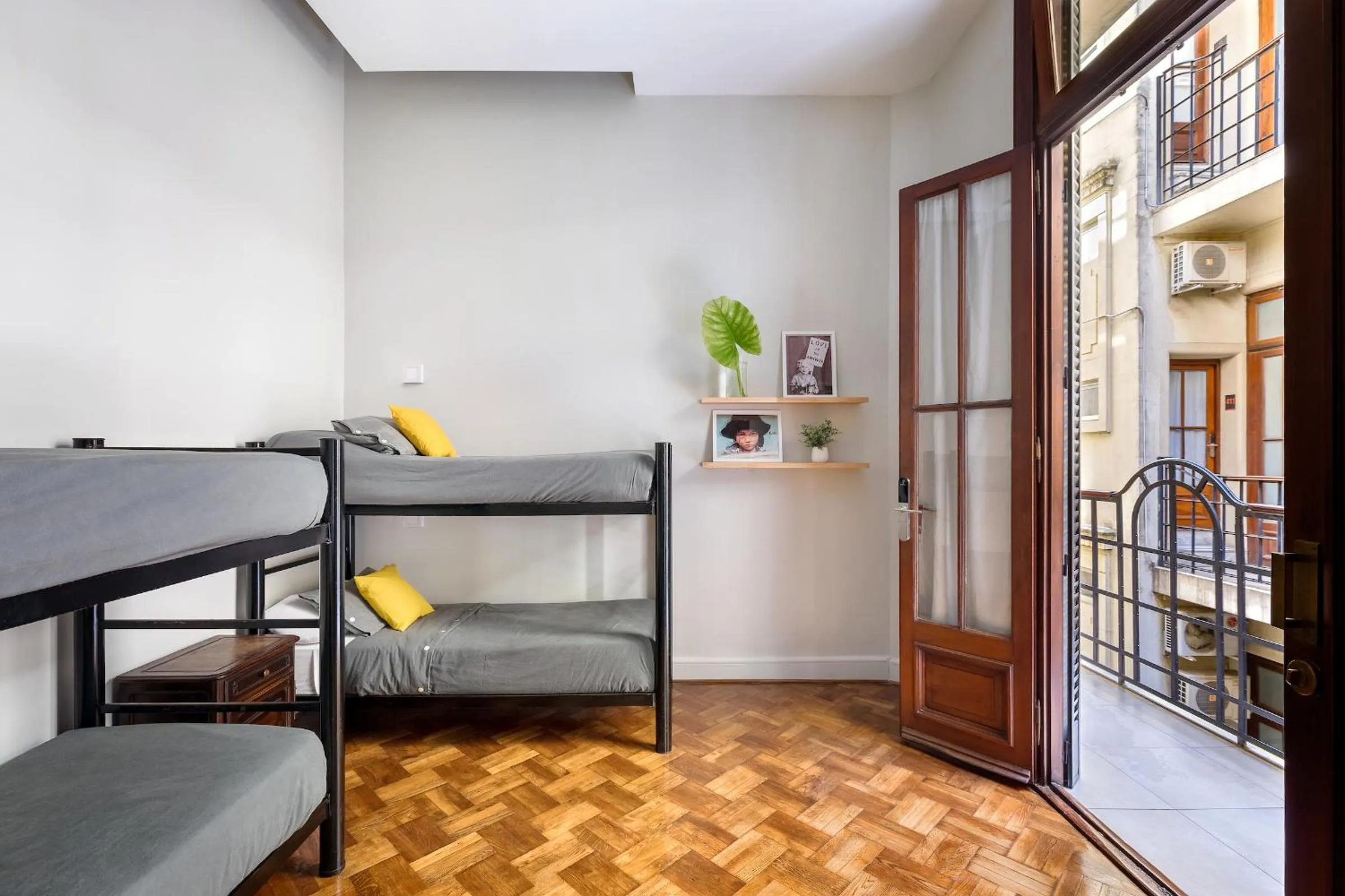 bunk bed, Bed in Milhouse Avenue