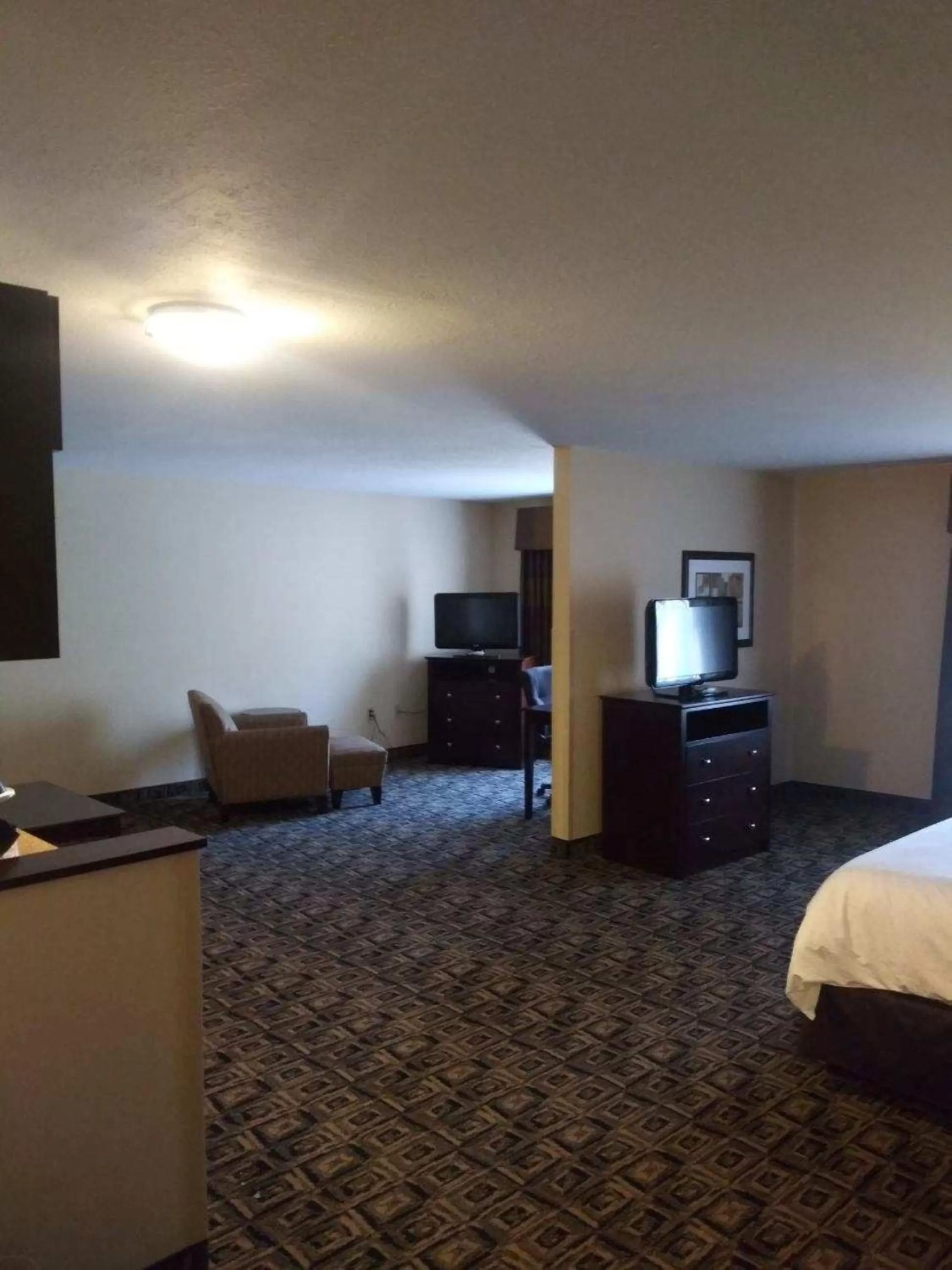 Photo of the whole room, Bed in Holiday Inn Express & Suites Zanesville North by IHG