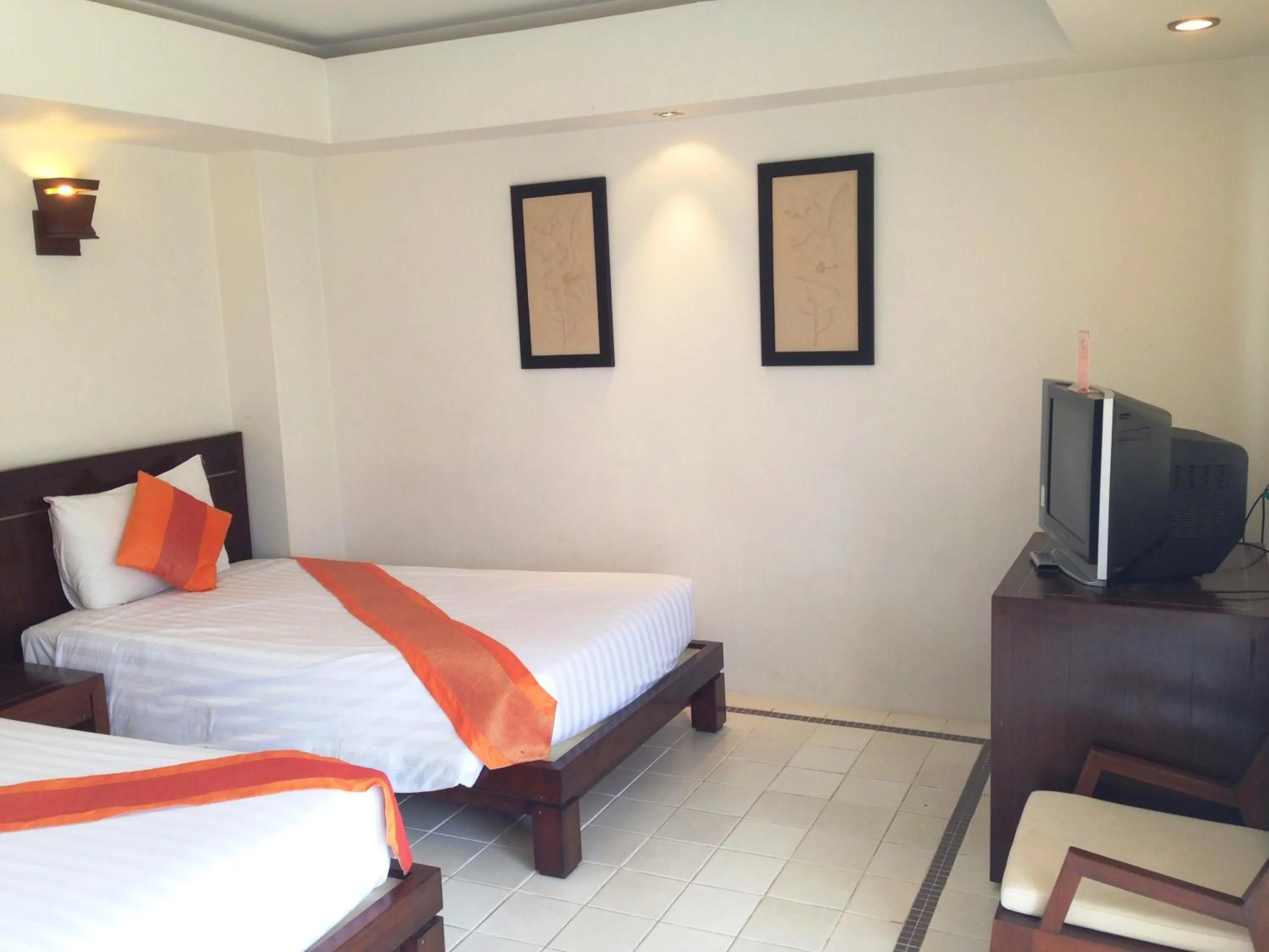 Photo of the whole room, Bed in Evergreen Resort