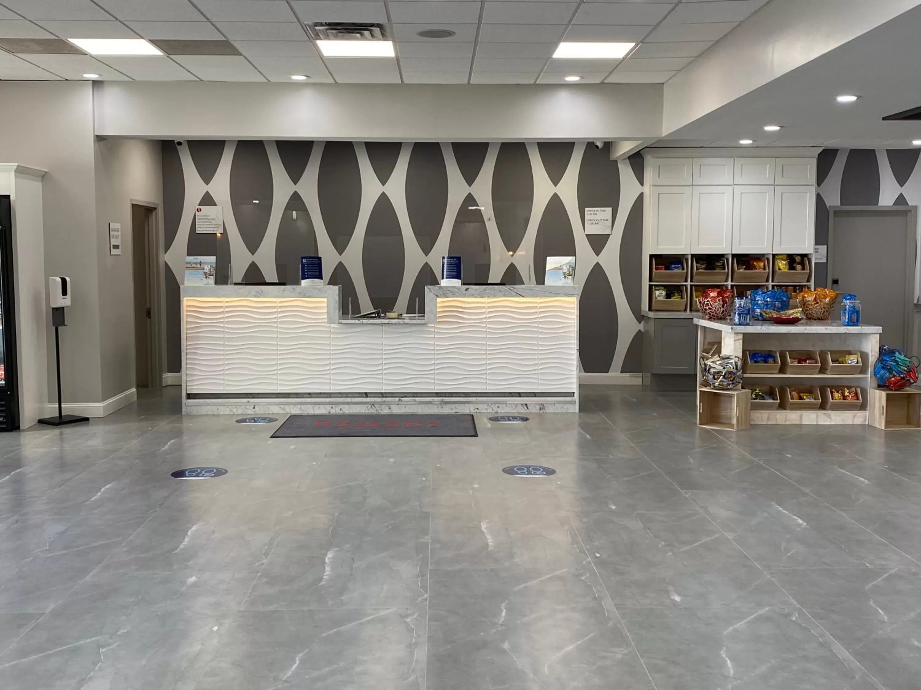 Lobby or reception in Ramada by Wyndham Hartford North - Bradley Airport