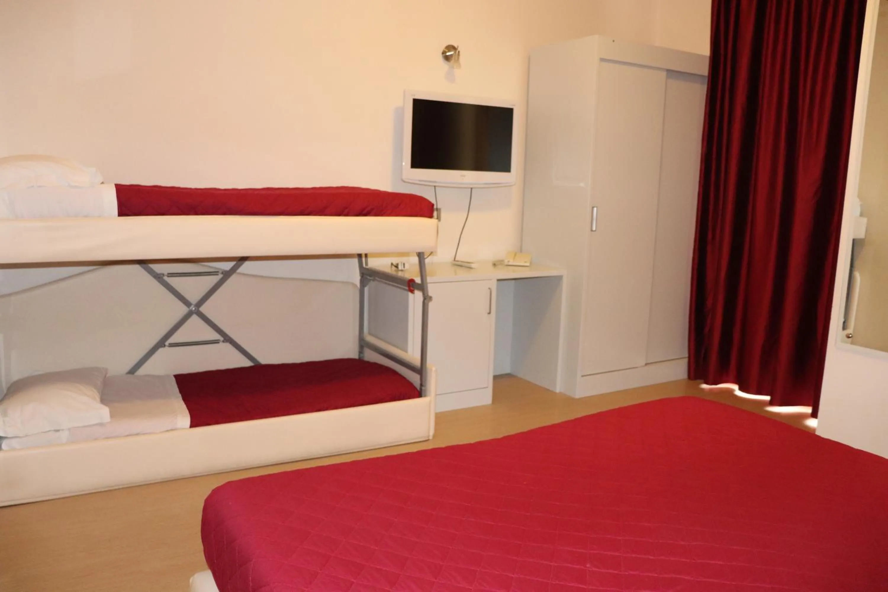 bunk bed, Bed in Hotel Morolli