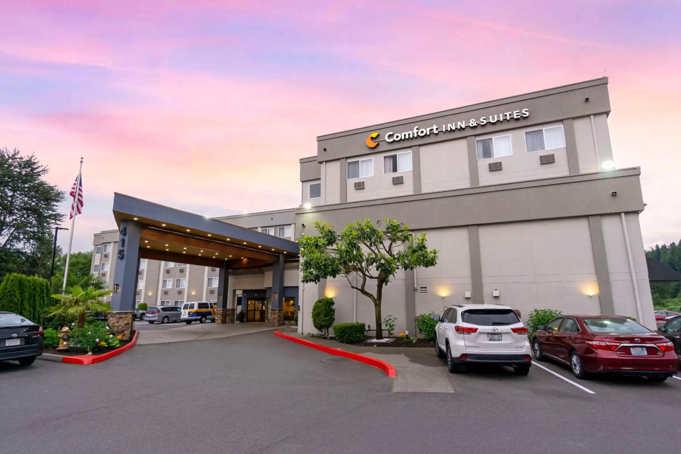 Property building in Comfort Inn & Suites Pacific - Auburn